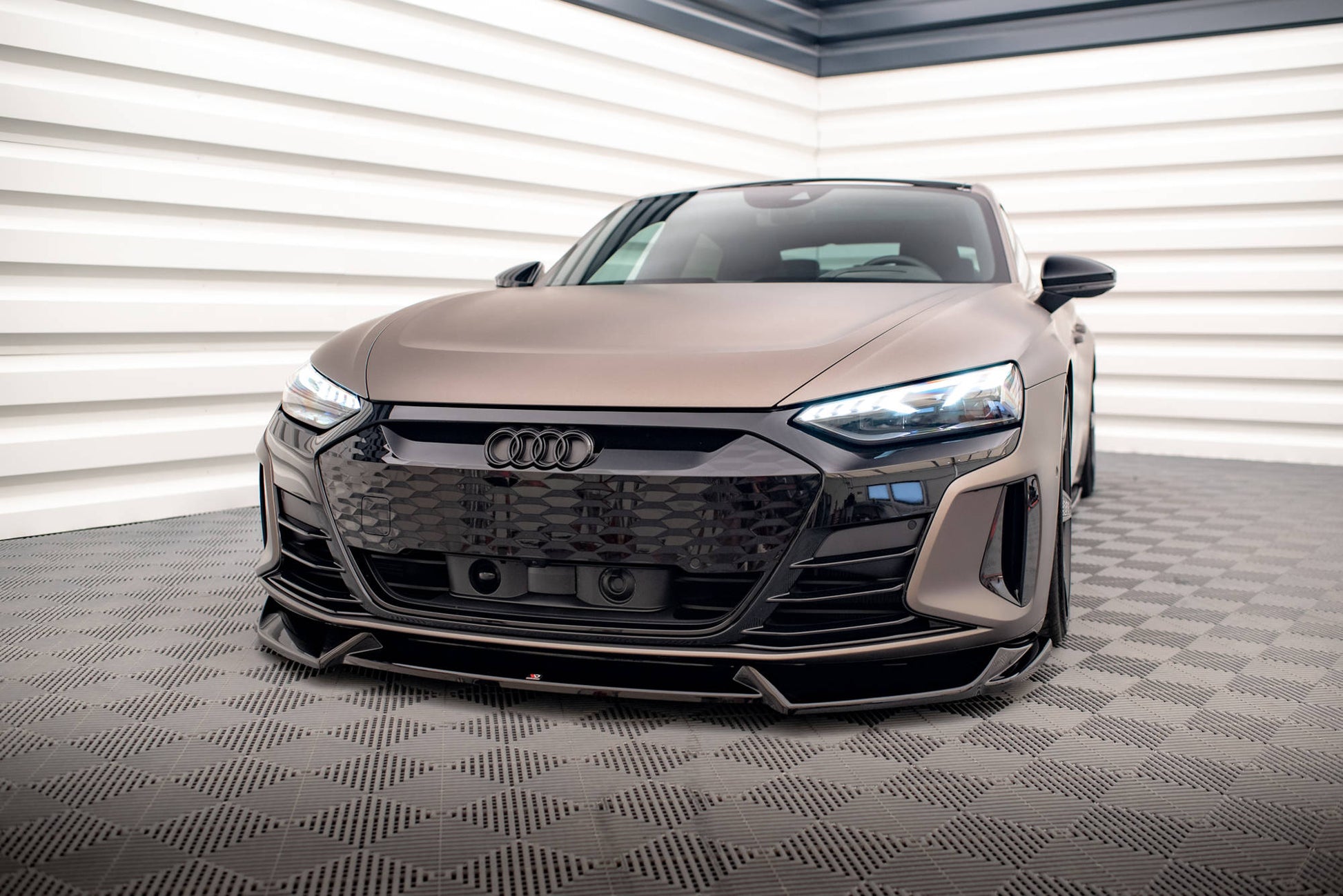 Front Ansatz V.1 für Audi e-Tron GT / RS GT Mk1 schwarz Hochglanz