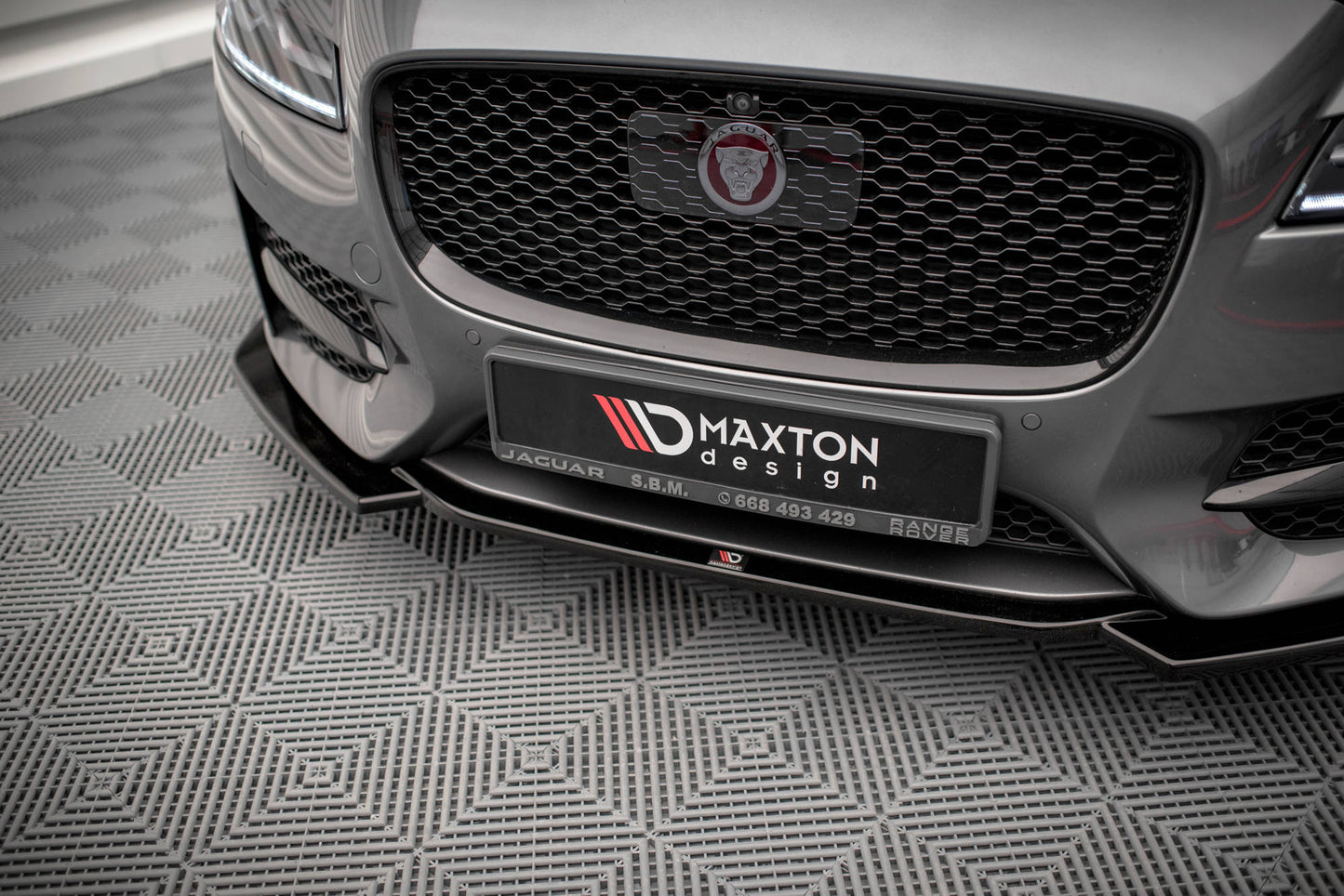 Front Ansatz V.1 für Jaguar XF R-Sport Mk2 schwarz Hochglanz