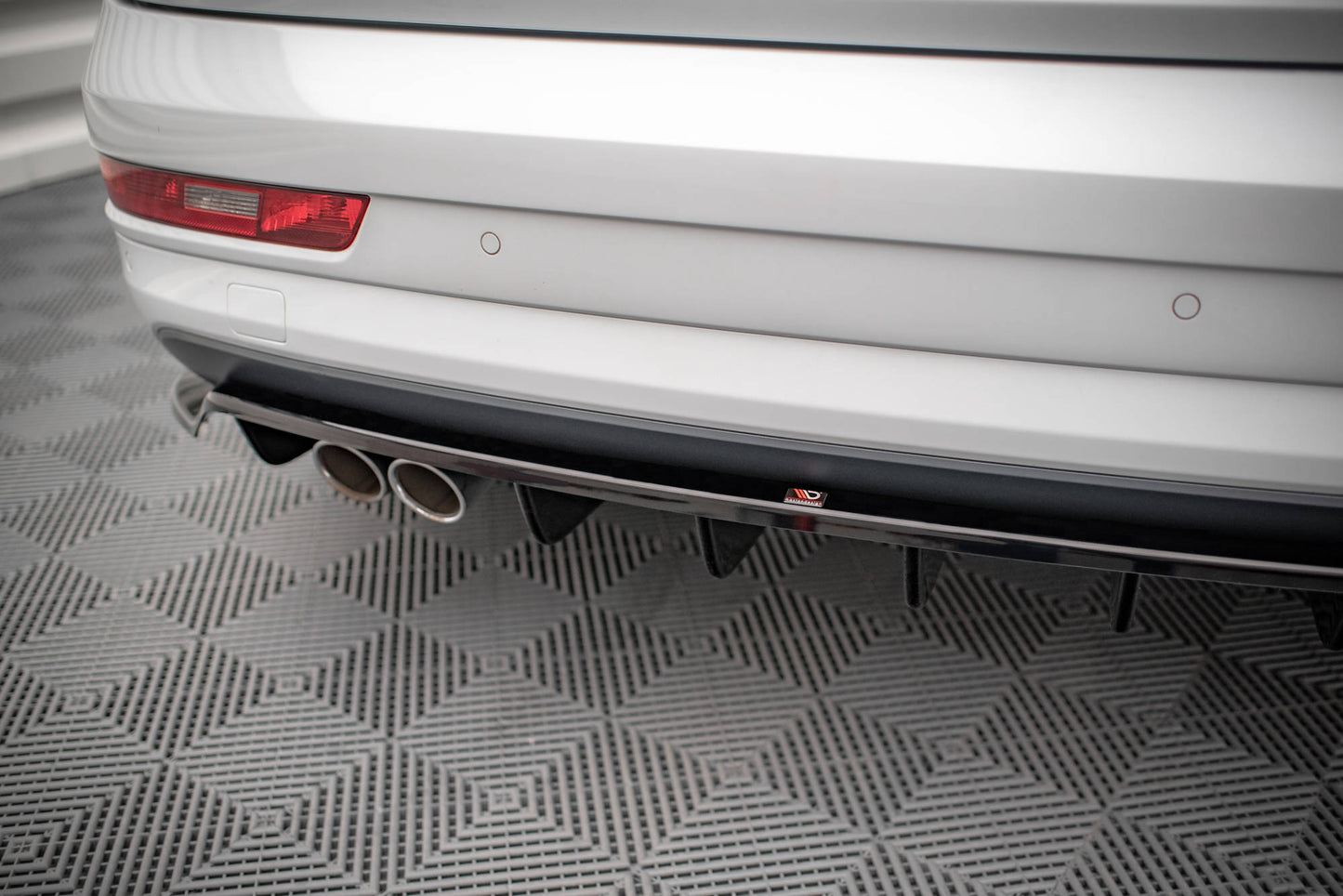 Mittlerer Diffusor Heck Ansatz DTM Look für Audi Q3 8U Facelift schwarz matt
