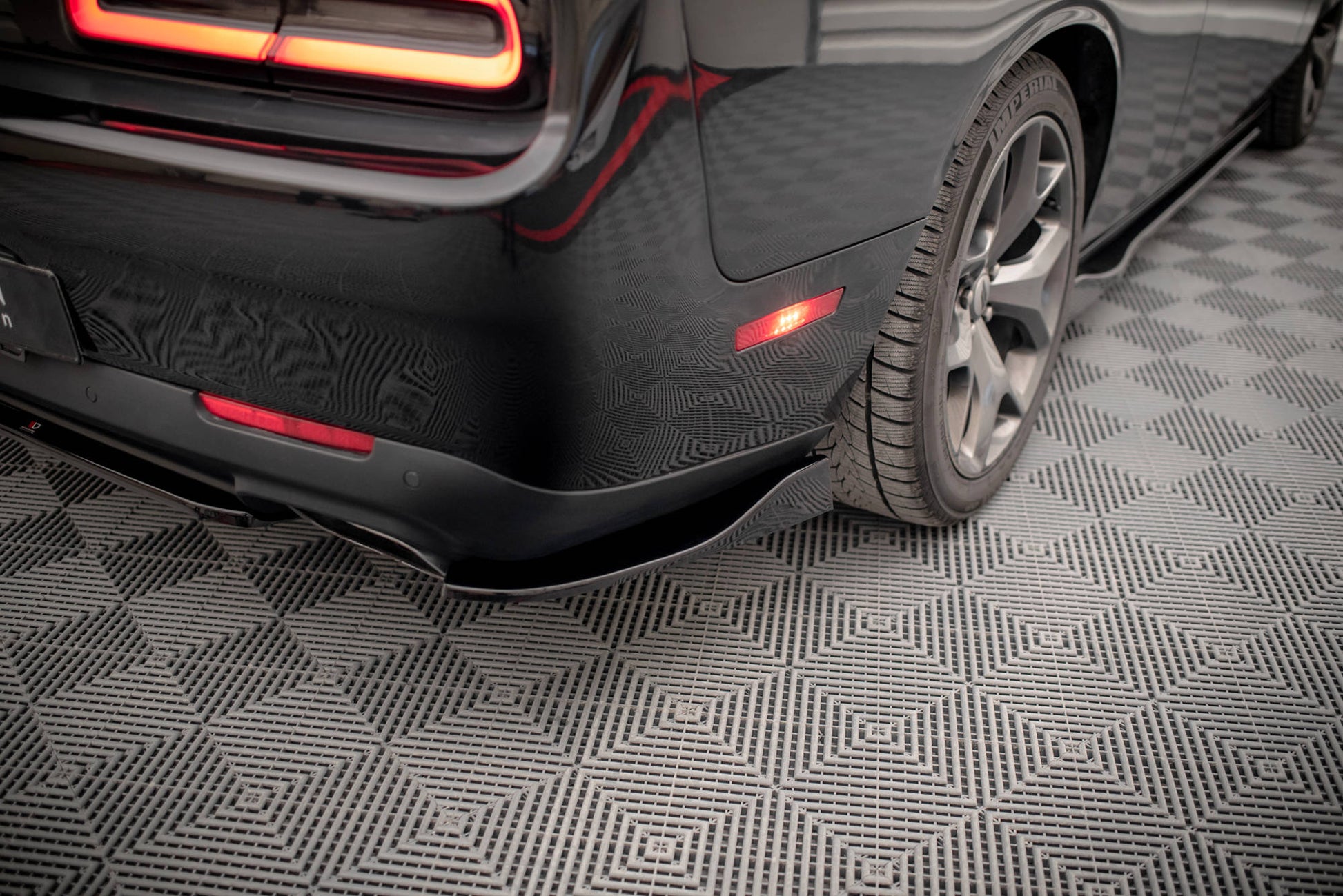 Heck Ansatz Flaps Diffusor für Dodge Challenger RT Mk3 Facelift Carbon Look