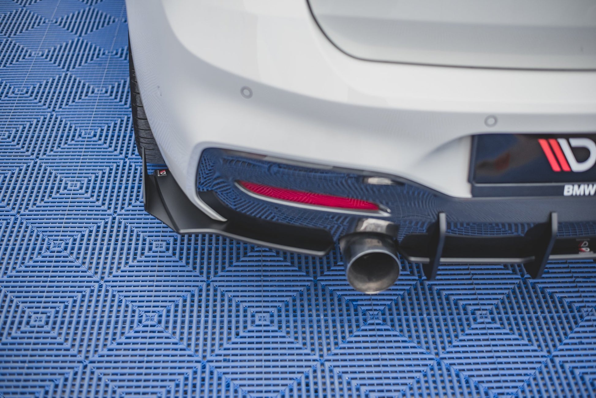 Robuste Racing Heck Ansatz Flaps Diffusor V.2 +Flaps für BMW 1er F20 M140i  schwarz Hochglanz