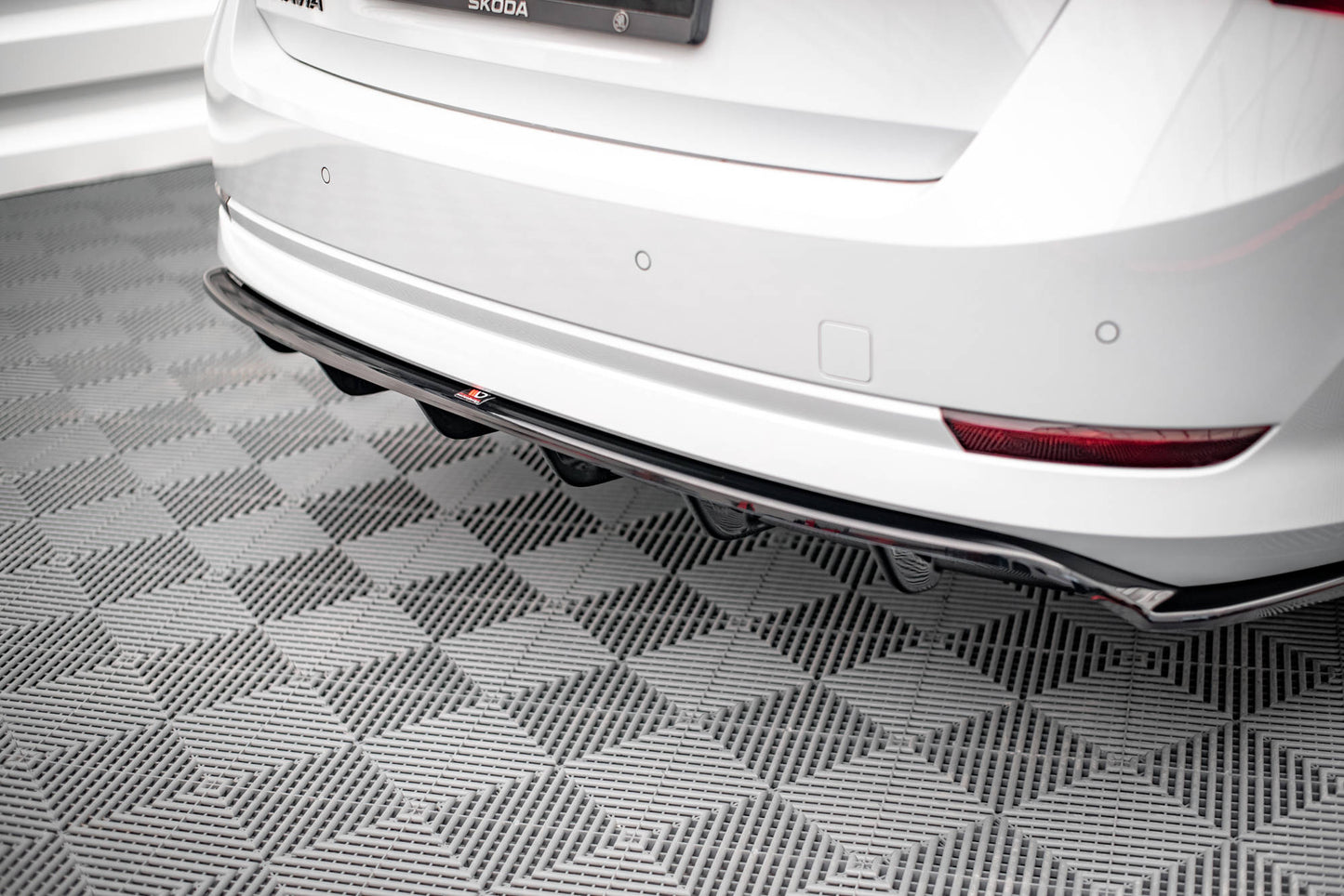 Mittlerer Diffusor Heck Ansatz DTM Look für Skoda Octavia Mk4 Carbon Look