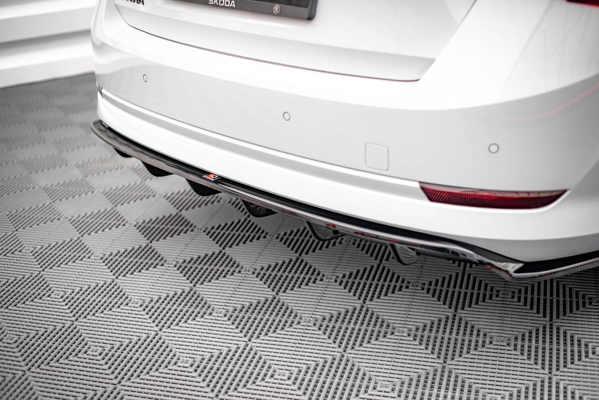 Mittlerer Diffusor Heck Ansatz DTM Look für Skoda Octavia Mk4 schwarz Hochglanz