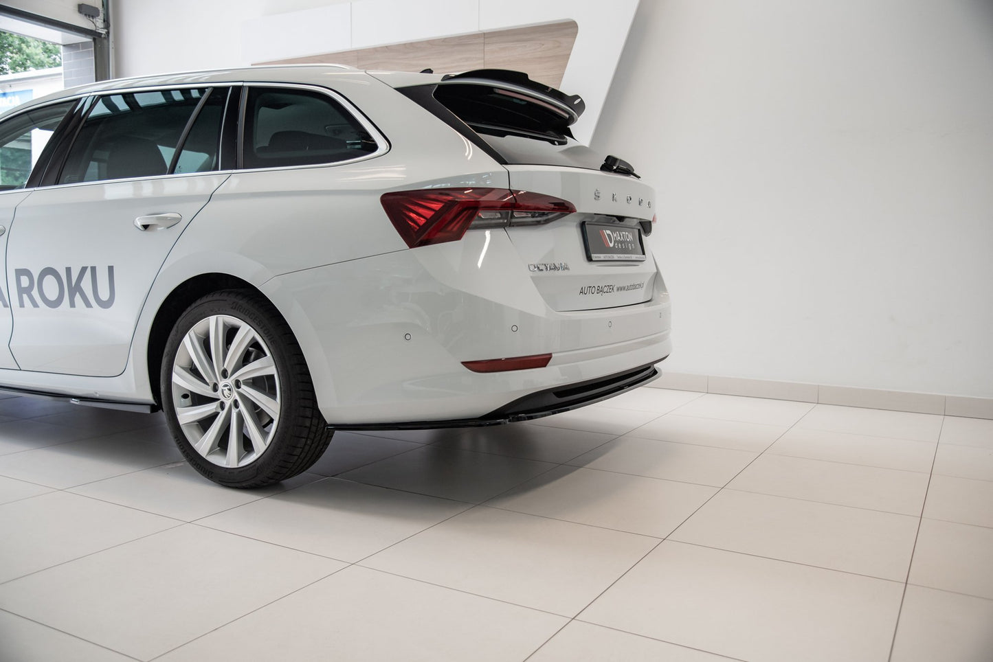 Mittlerer Diffusor Heck Ansatz für Skoda Octavia Mk4 schwarz Hochglanz
