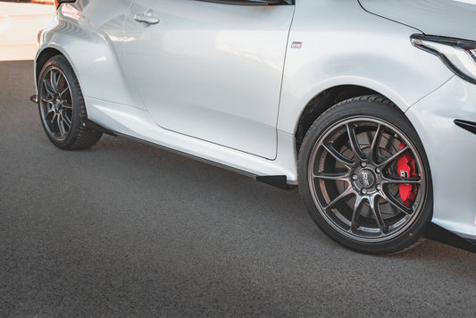 Robuste Racing Seitenschweller Ansatz für für + Flaps Toyota GR Yaris Mk4  schwarz Hochglanz
