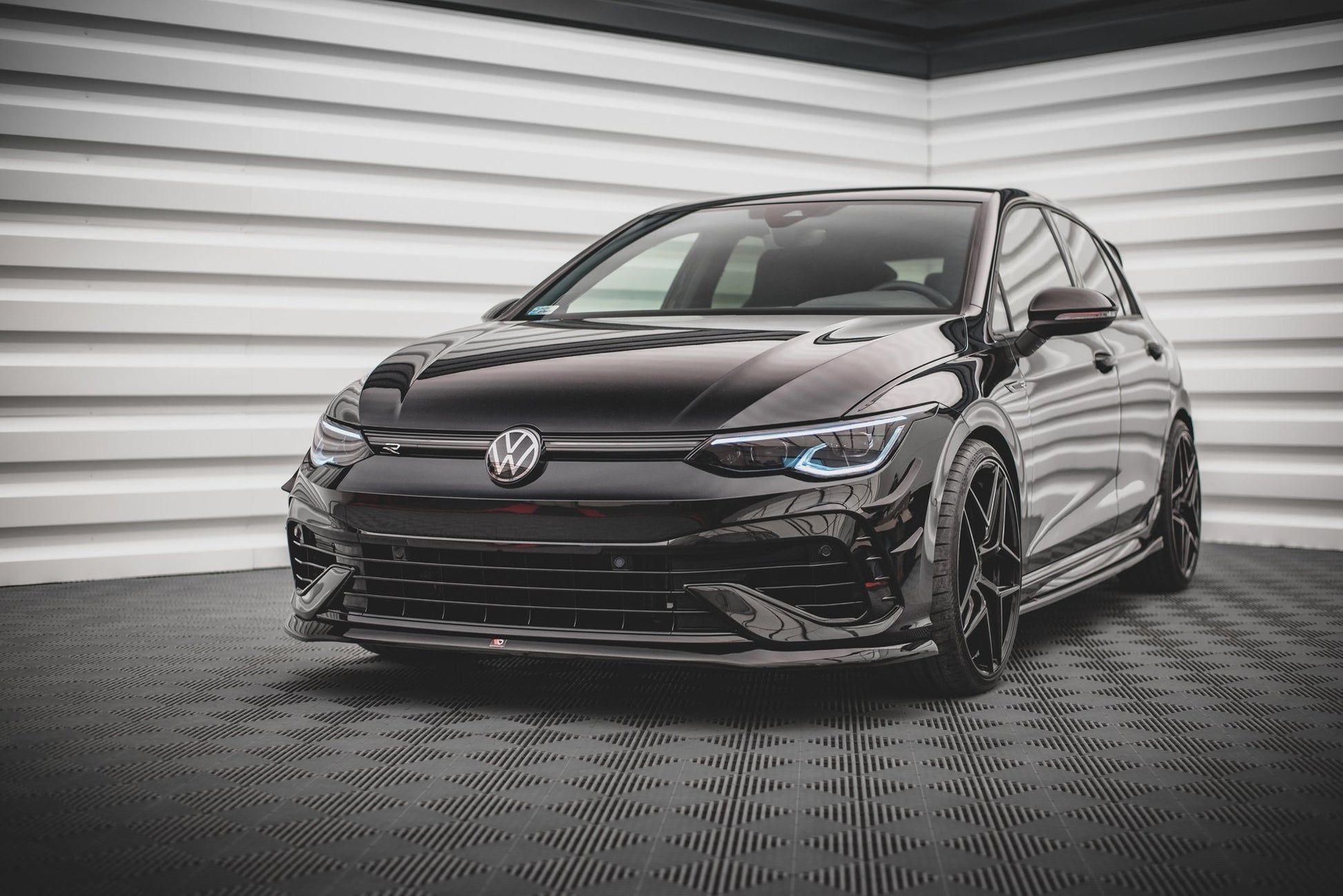 Front Ansatz V.5 für Volkswagen Golf R Mk8 schwarz Hochglanz