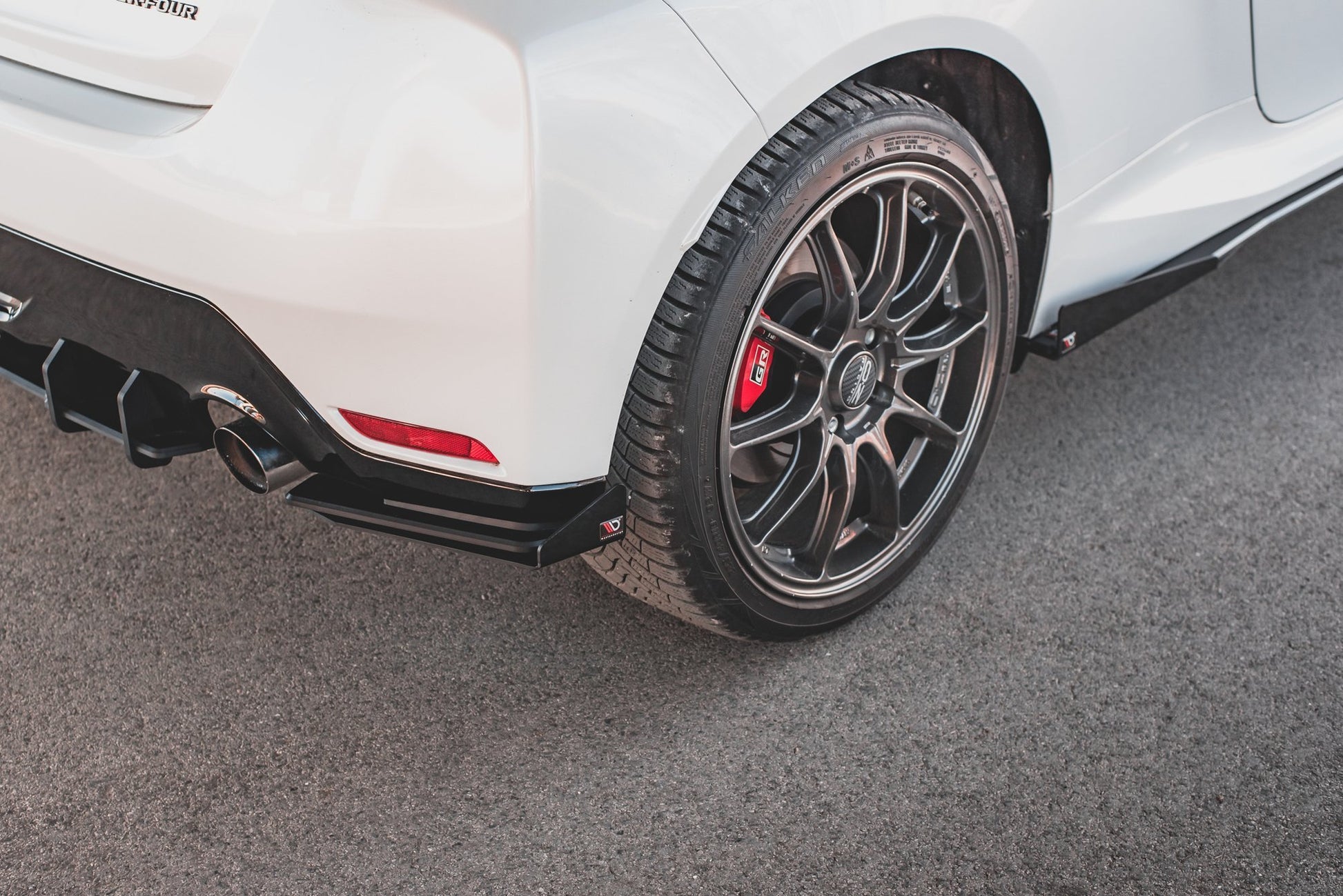 Robuste Racing Heck Ansatz Flaps Diffusor +Flaps für Toyota GR Yaris Mk4 schwarz Hochglanz
