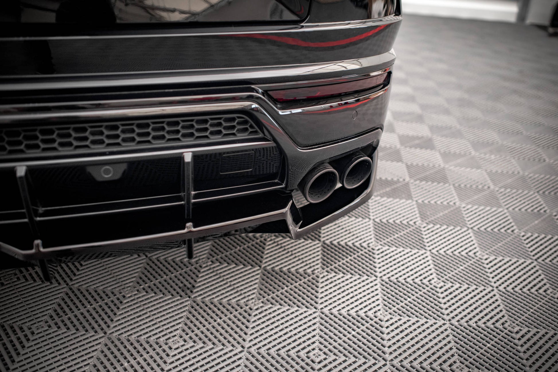 Mittlerer Diffusor Heck Ansatz DTM Look für Lamborghini Urus Mk1 schwarz Hochglanz