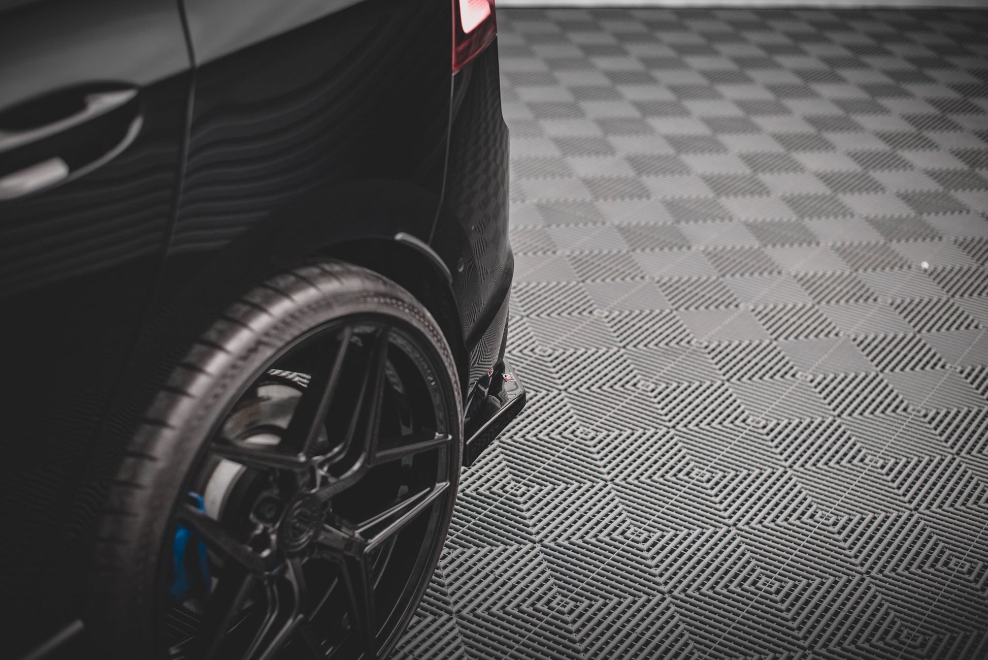Heck Ansatz Flaps Diffusor V.2 für Volkswagen Golf R Mk8 schwarz Hochglanz