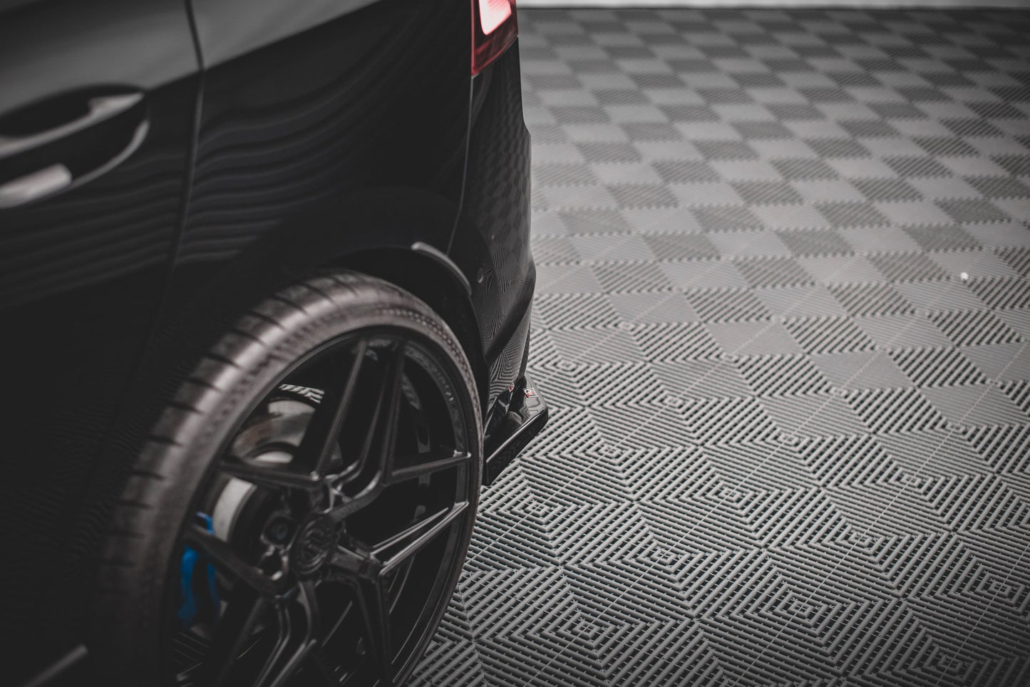 Heck Ansatz Flaps Diffusor V.2 für Volkswagen Golf R Mk8 Carbon Look
