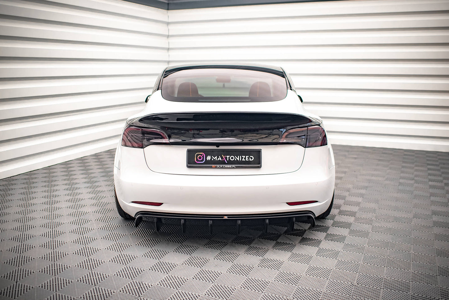 Diffusor Heck Ansatz V.2 für Tesla Model 3 schwarz Hochglanz