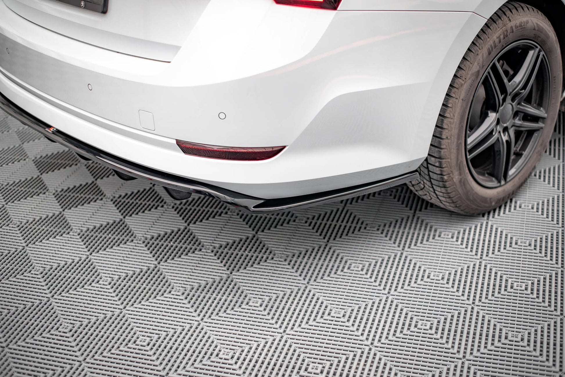 Mittlerer Diffusor Heck Ansatz DTM Look für Skoda Octavia Mk4 schwarz matt