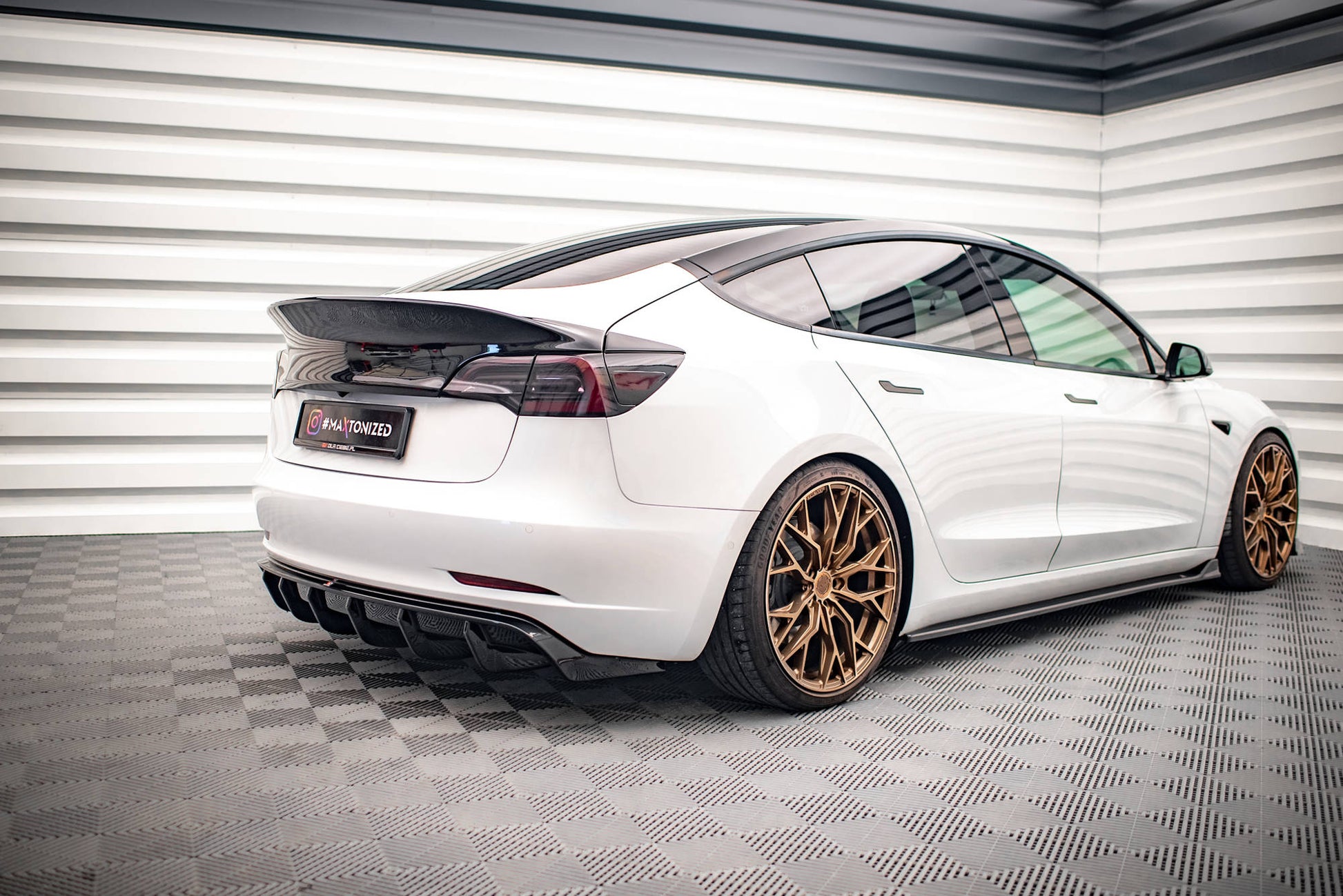 Diffusor Heck Ansatz V.2 für Tesla Model 3 schwarz Hochglanz