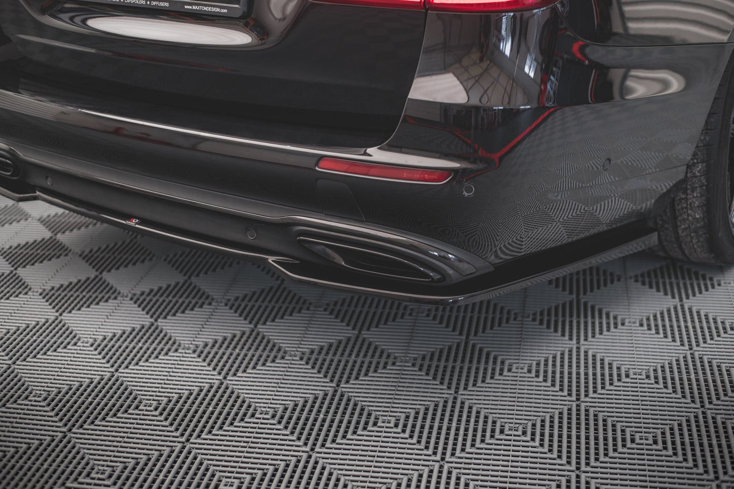 Mittlerer Diffusor Heck Ansatz für Mercedes-Benz E W213 schwarz Hochglanz
