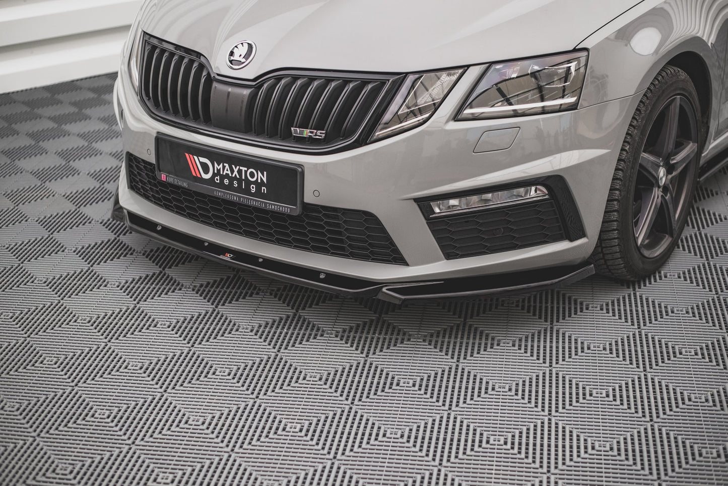 Front Ansatz V.3 für Skoda Octavia RS Mk3 Facelift schwarz Hochglanz