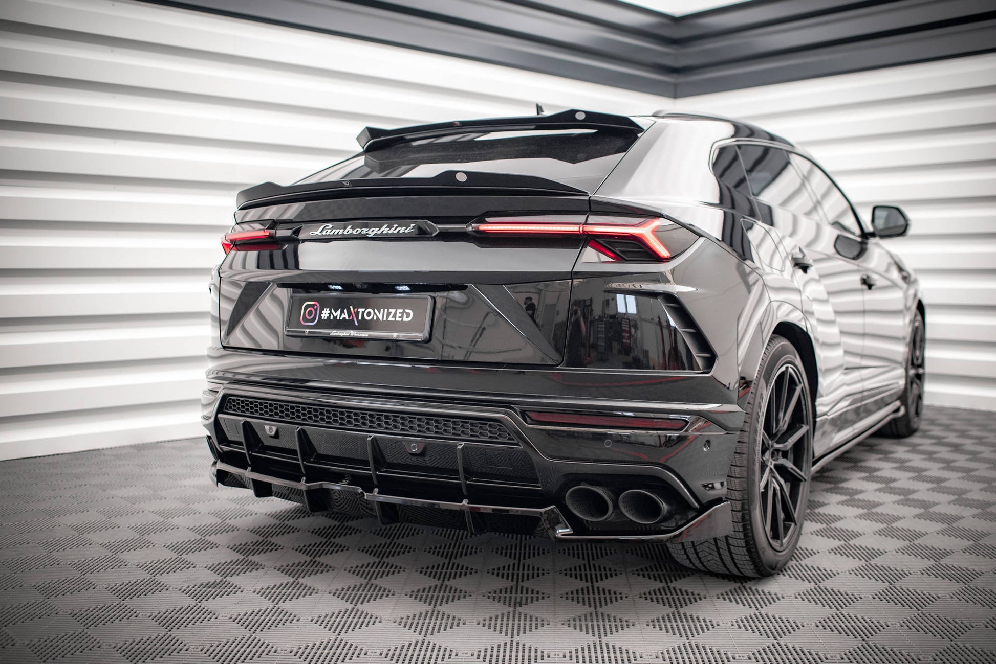 Mittlerer Diffusor Heck Ansatz DTM Look für Lamborghini Urus Mk1 schwarz Hochglanz