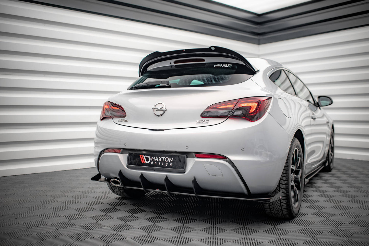 Hintere Seiten Flaps für Opel Astra GTC OPC-Line J schwarz Hochglanz
