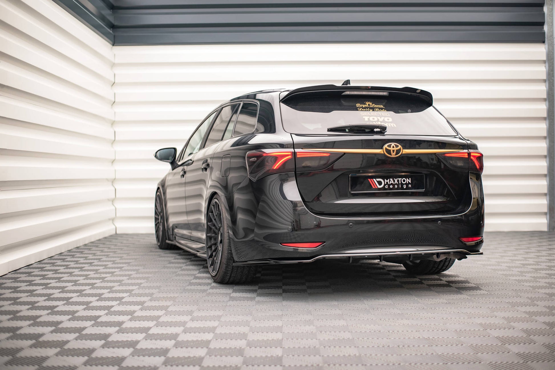 Mittlerer Diffusor Heck Ansatz DTM Look für Toyota Avensis Mk3 Facelift schwarz Hochglanz