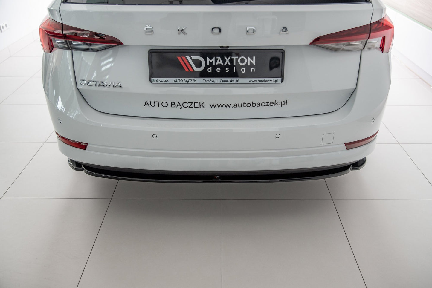 Mittlerer Diffusor Heck Ansatz für Skoda Octavia Mk4 schwarz Hochglanz