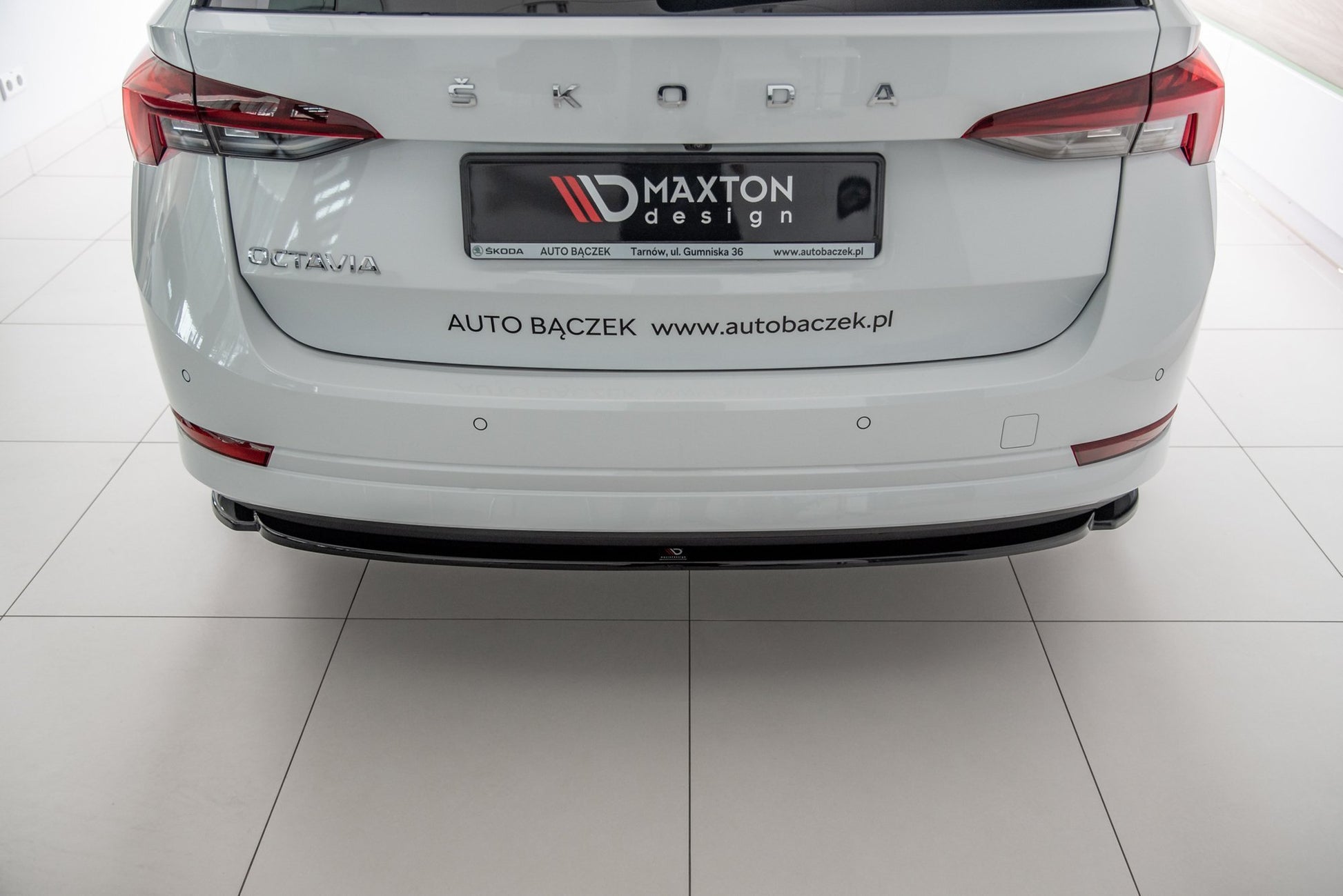 Mittlerer Diffusor Heck Ansatz für Skoda Octavia Mk4 schwarz Hochglanz