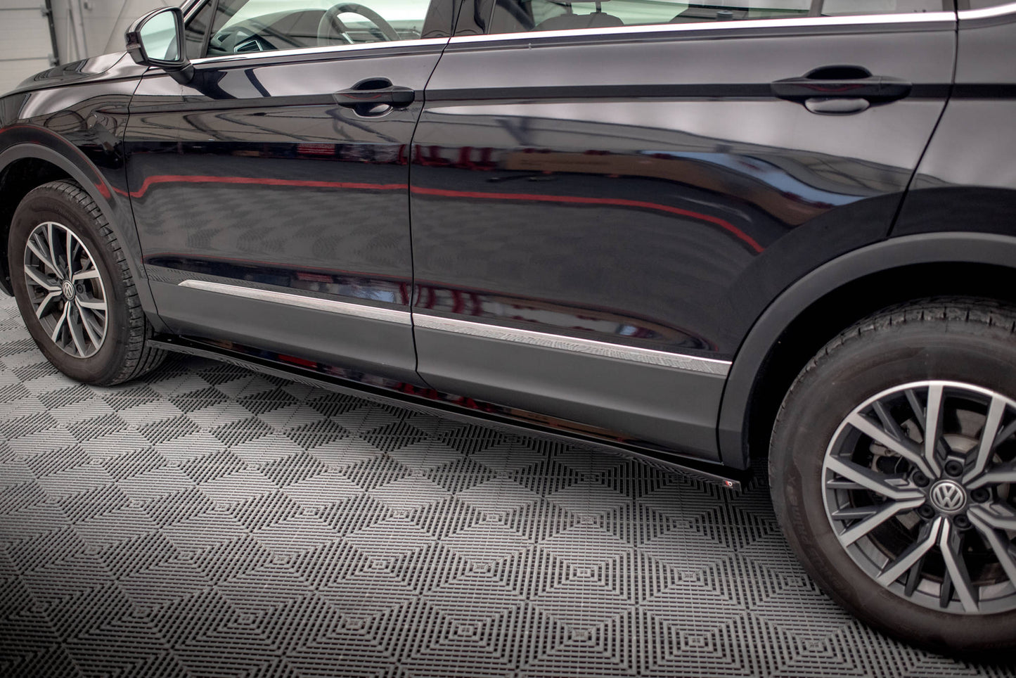 Seitenschweller Ansatz für Volkswagen Tiguan Allspace Mk2 schwarz Hochglanz