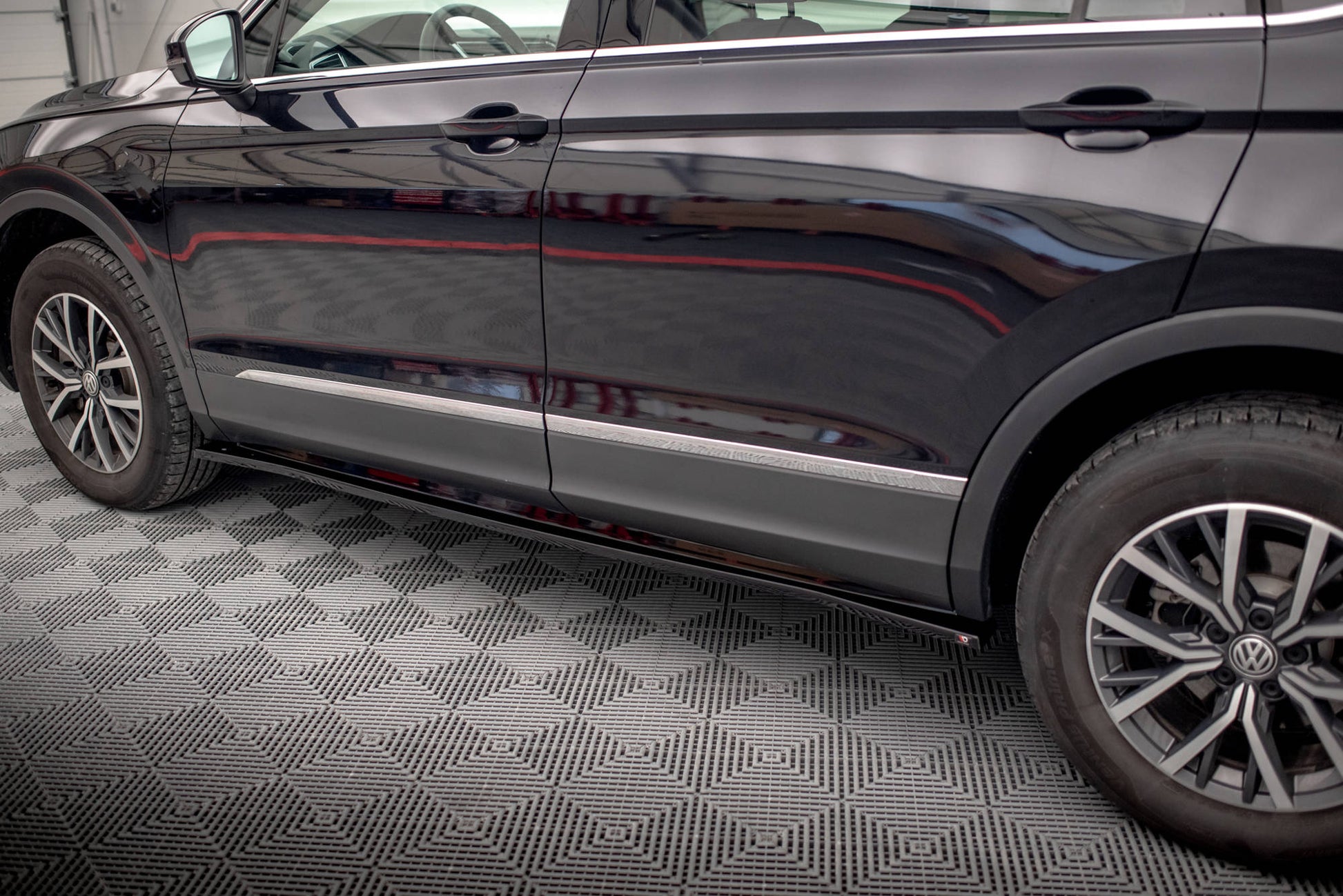 Seitenschweller Ansatz für Volkswagen Tiguan Allspace Mk2 schwarz Hochglanz