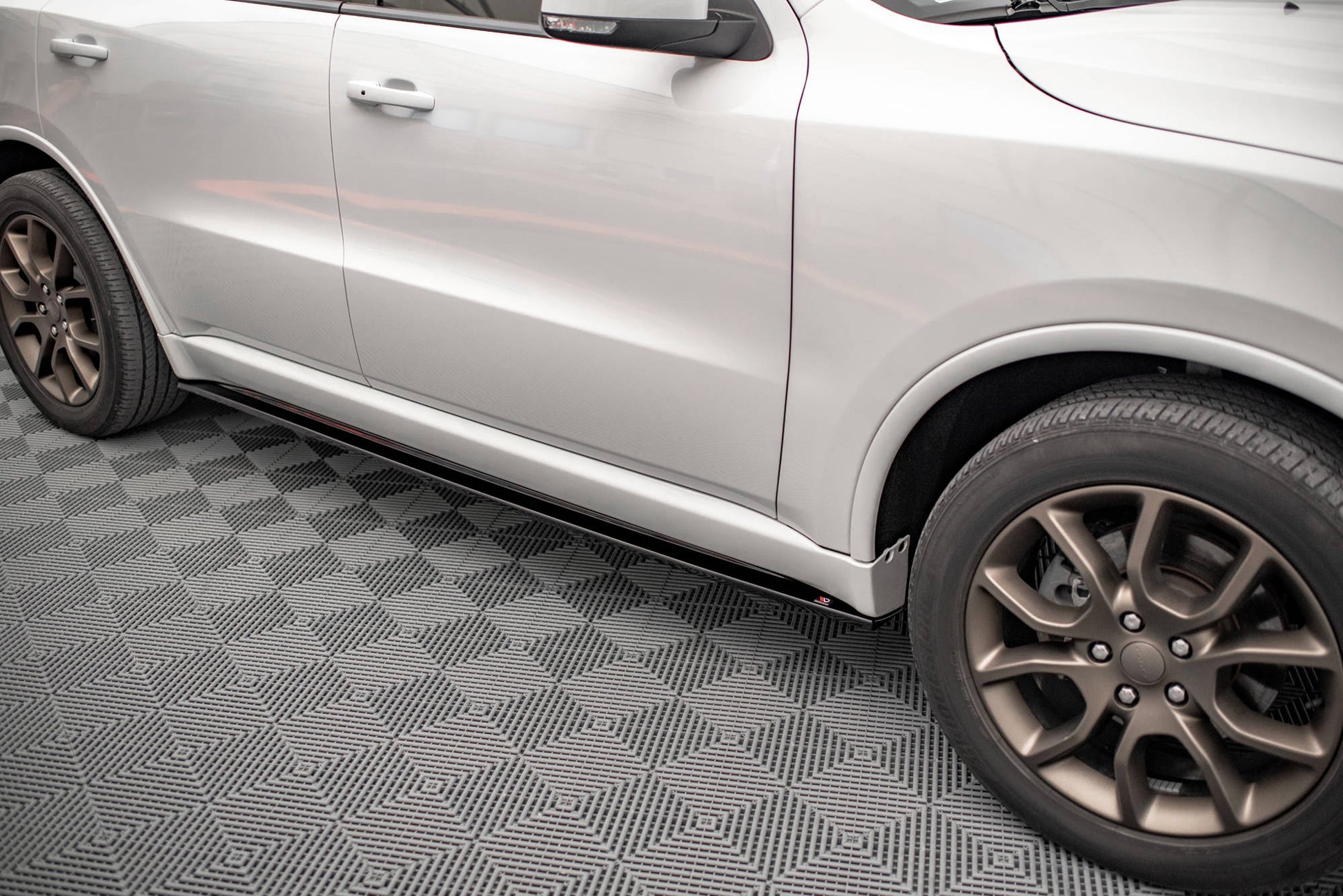 Seitenschweller Ansatz für Dodge Durango RT Mk3 schwarz Hochglanz