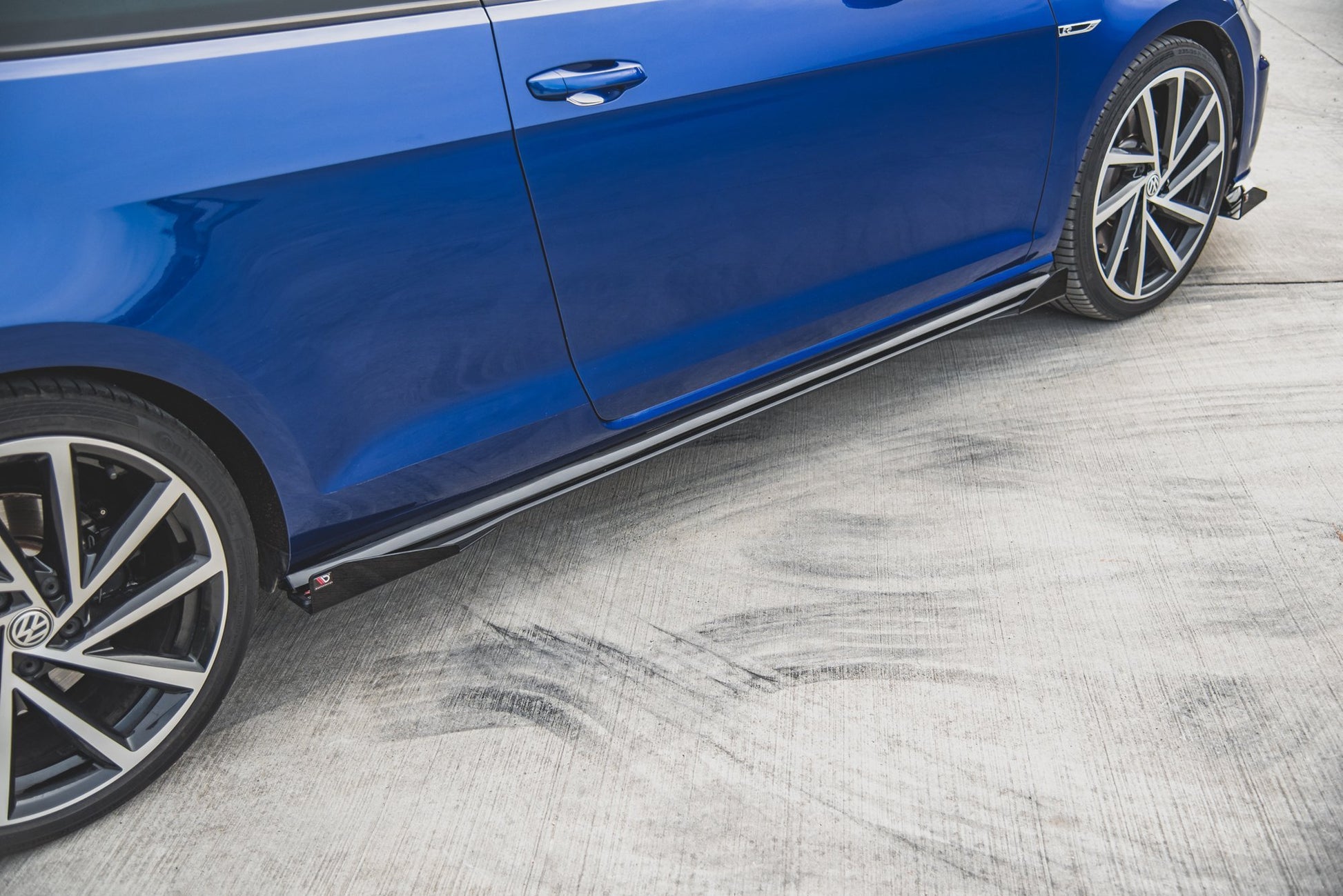 Robuste Racing Seitenschweller Ansatz für für + Flaps VW Golf 7 R / R-Line Facelift schwarz Hochglanz
