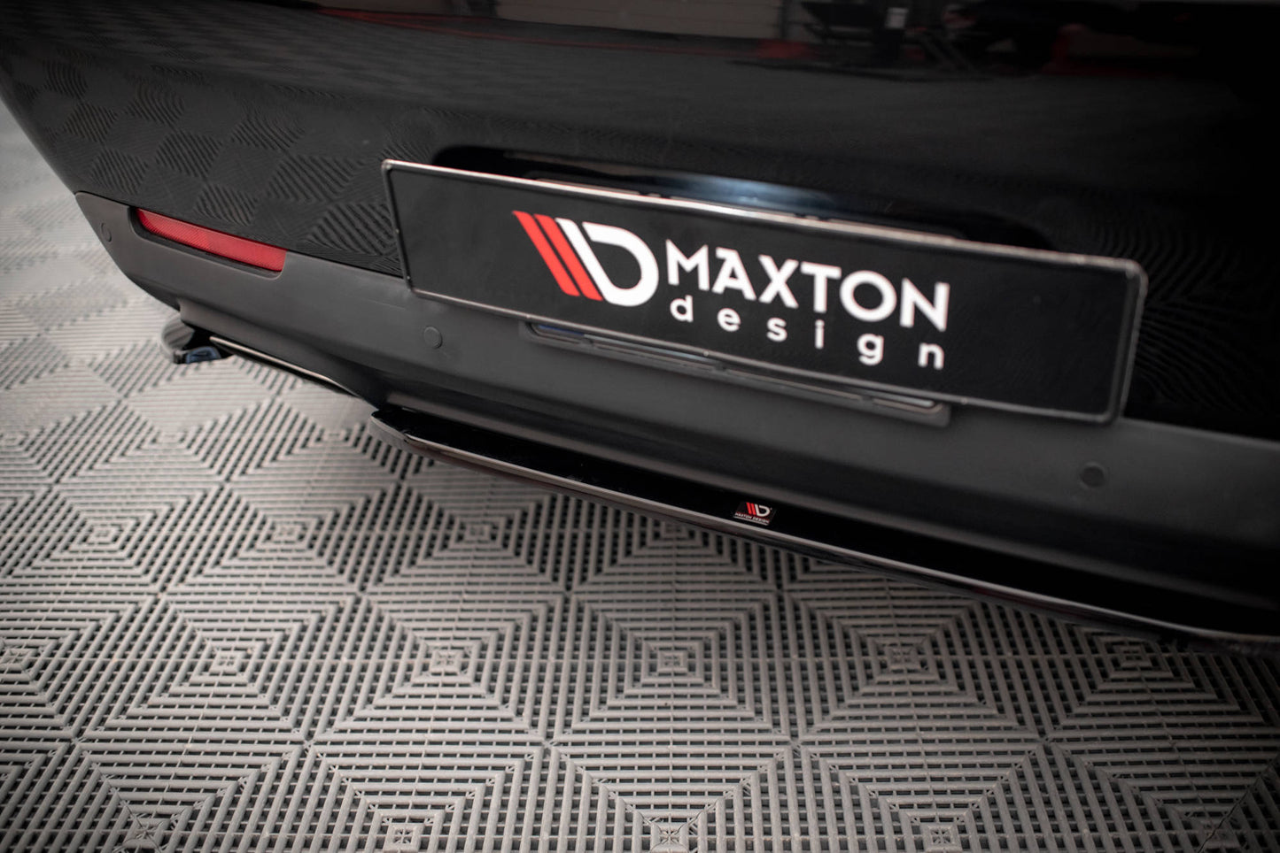 Mittlerer Diffusor Heck Ansatz für Dodge Challenger RT Mk3 Facelift schwarz Hochglanz