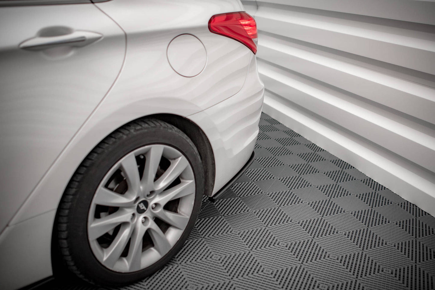 Heck Ansatz Flaps Diffusor für Hyundai I40 Mk1 schwarz Hochglanz