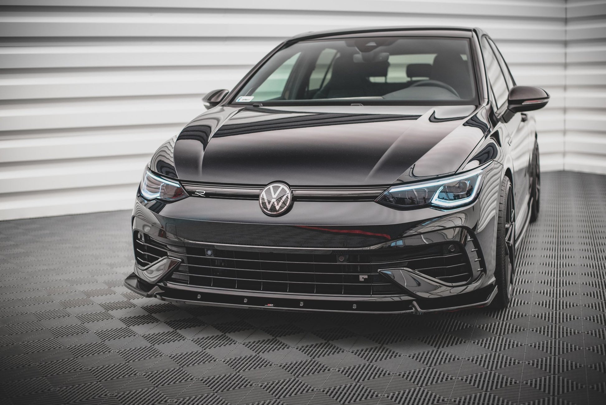 Front Ansatz V.2 für Volkswagen Golf R Mk8 schwarz Hochglanz