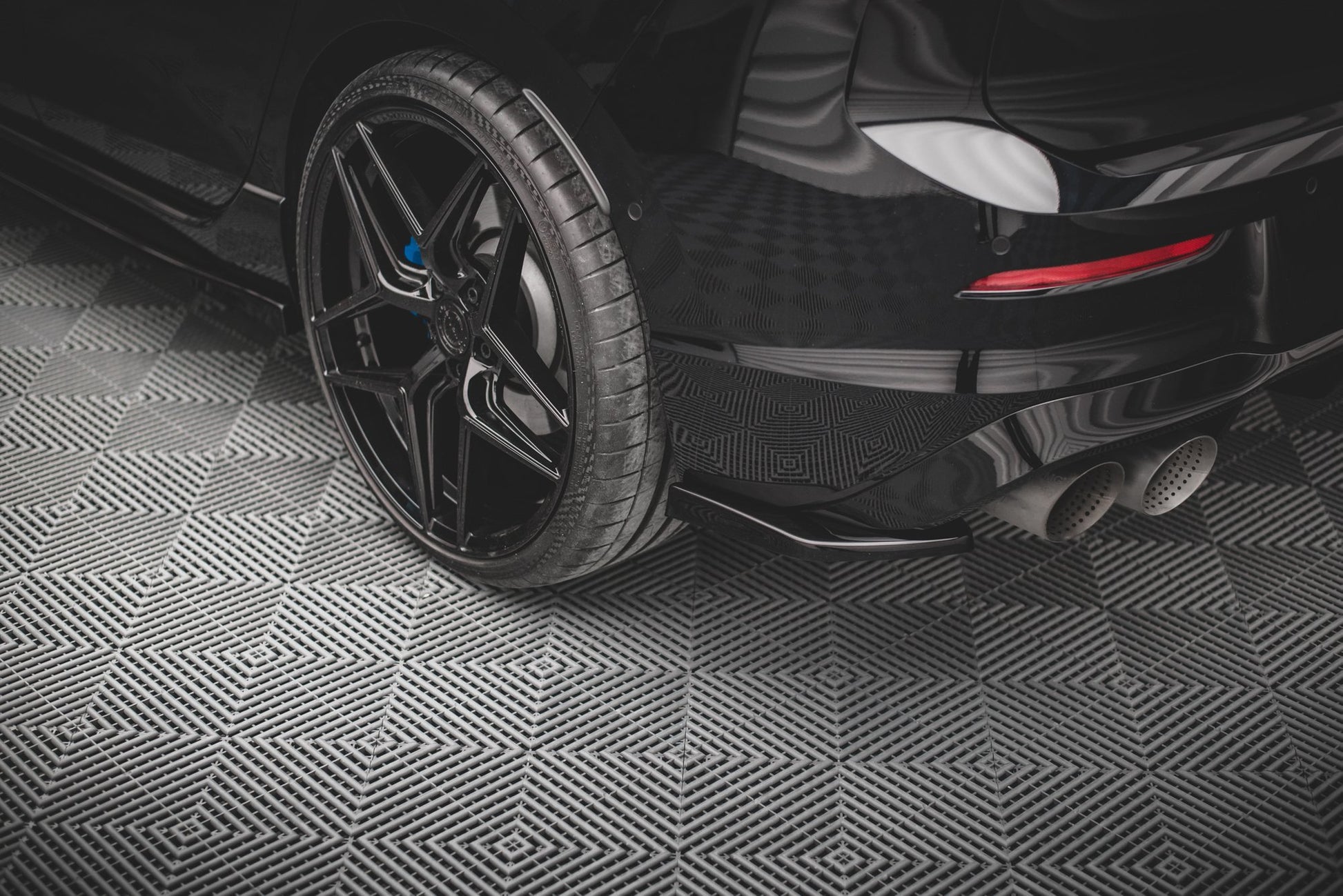 Heck Ansatz Flaps Diffusor V.2 für Volkswagen Golf R Mk8 schwarz Hochglanz