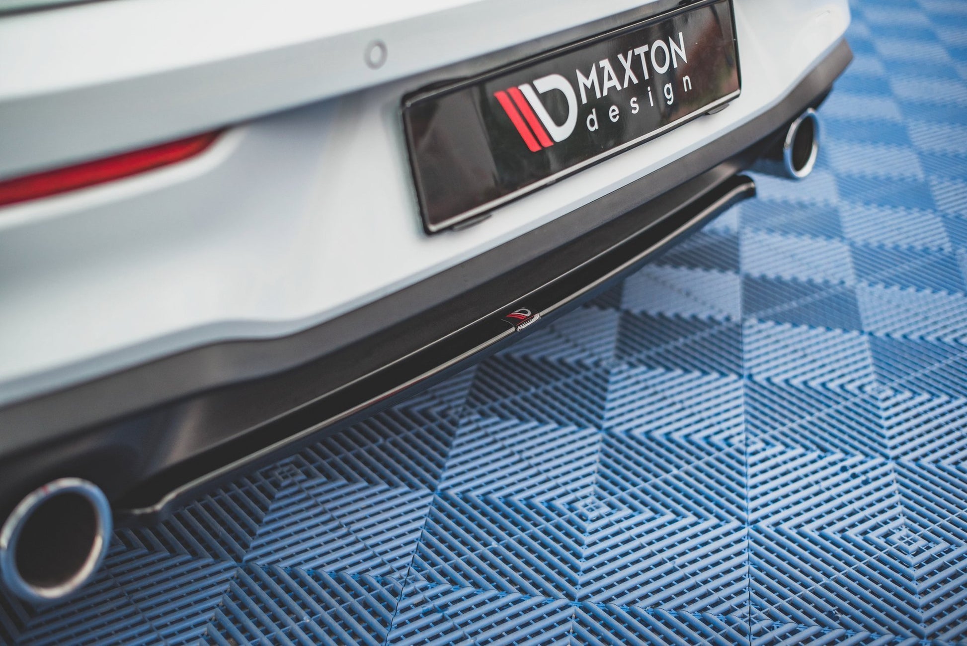 Mittlerer Diffusor Heck Ansatz für Volkswagen Golf 8 GTI schwarz matt