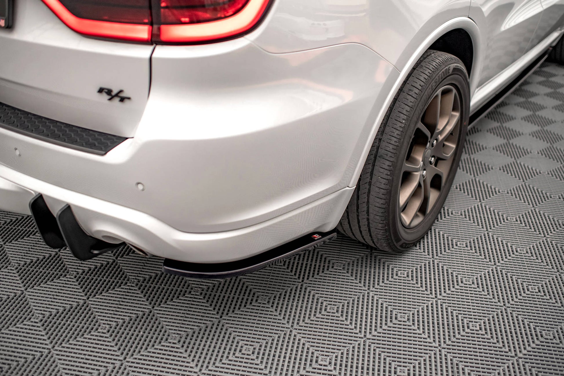 Heck Ansatz Flaps Diffusor für Dodge Durango RT Mk3 schwarz Hochglanz