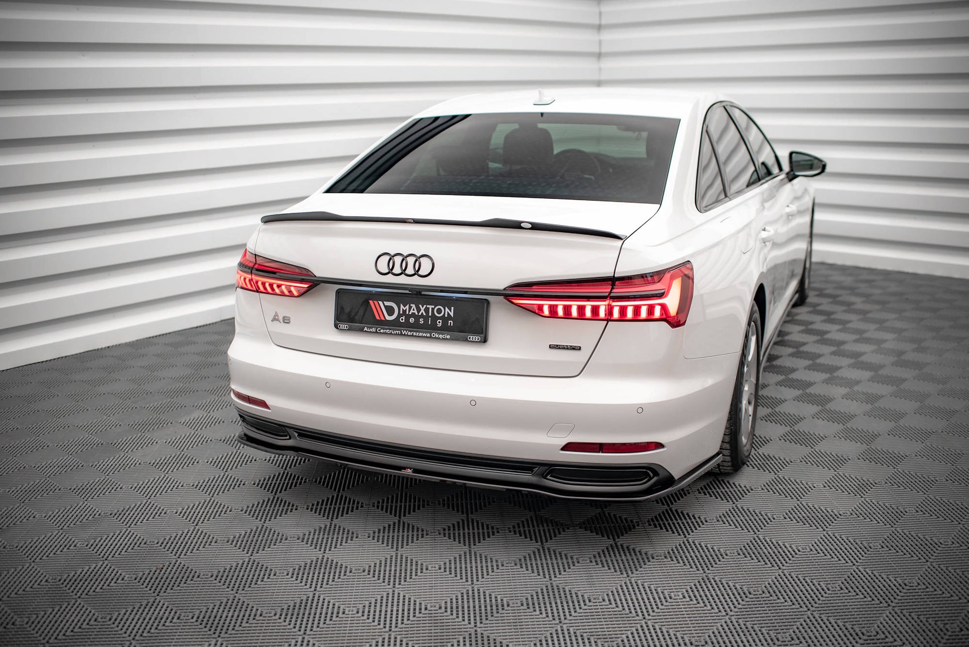 Mittlerer Diffusor Heck Ansatz für Audi A6 C8 schwarz Hochglanz