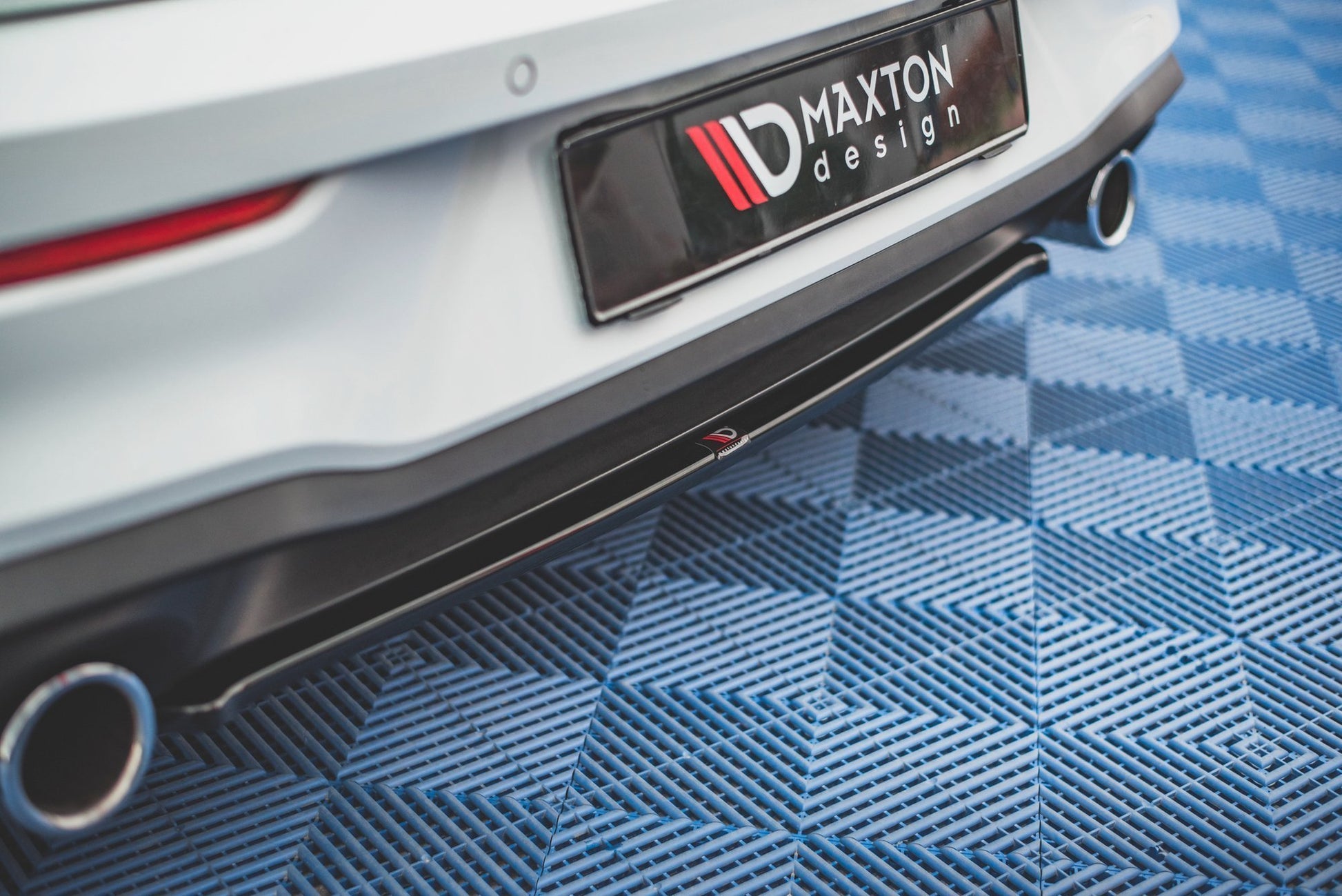 Mittlerer Diffusor Heck Ansatz für Volkswagen Golf 8 GTI schwarz Hochglanz