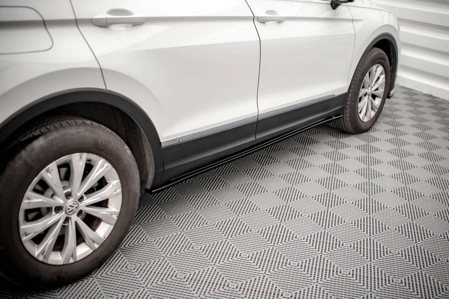 Seitenschweller Ansatz für Volkswagen Tiguan Mk2 schwarz Hochglanz
