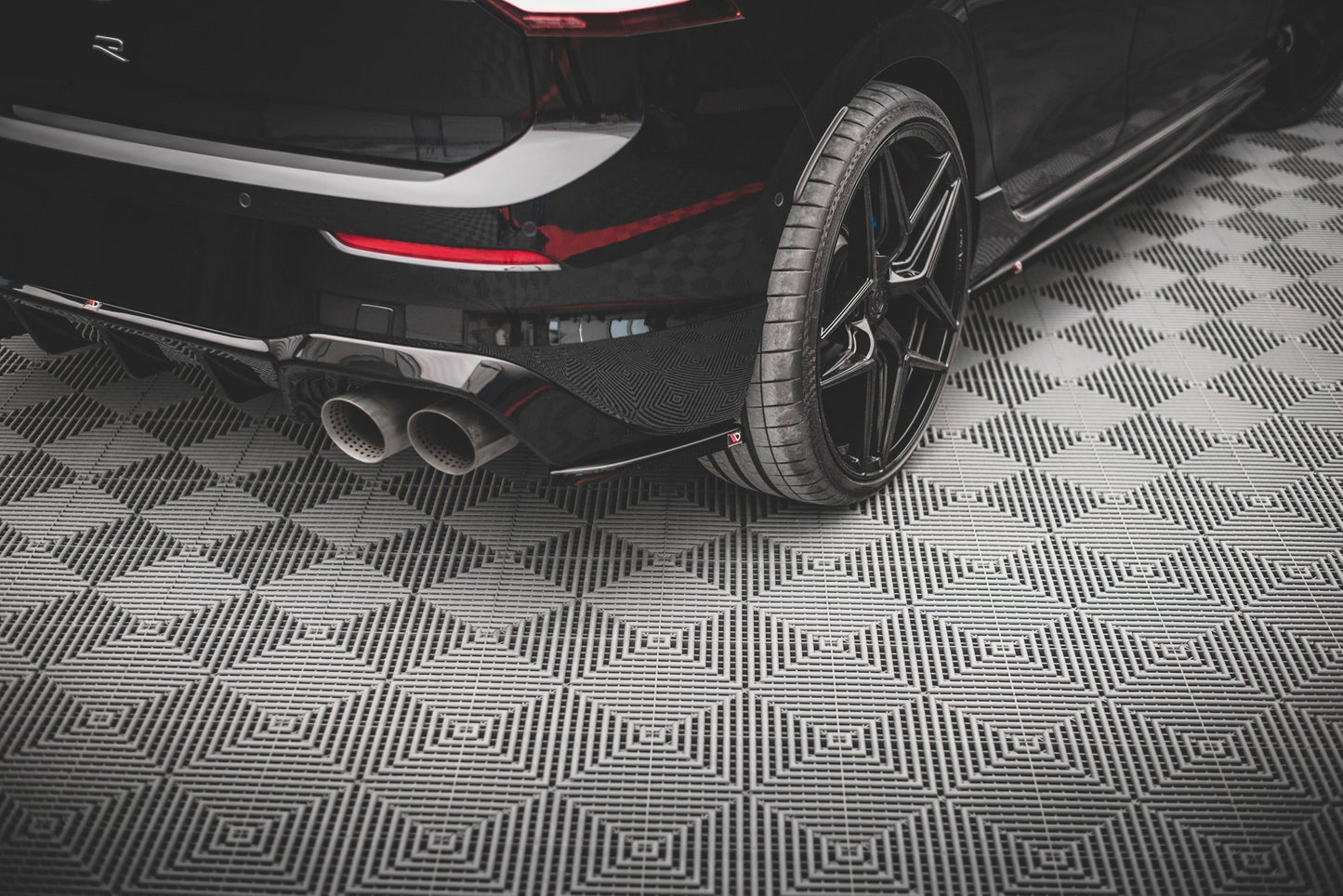 Heck Ansatz Flaps Diffusor V.3 für Volkswagen Golf R Mk8 schwarz Hochglanz