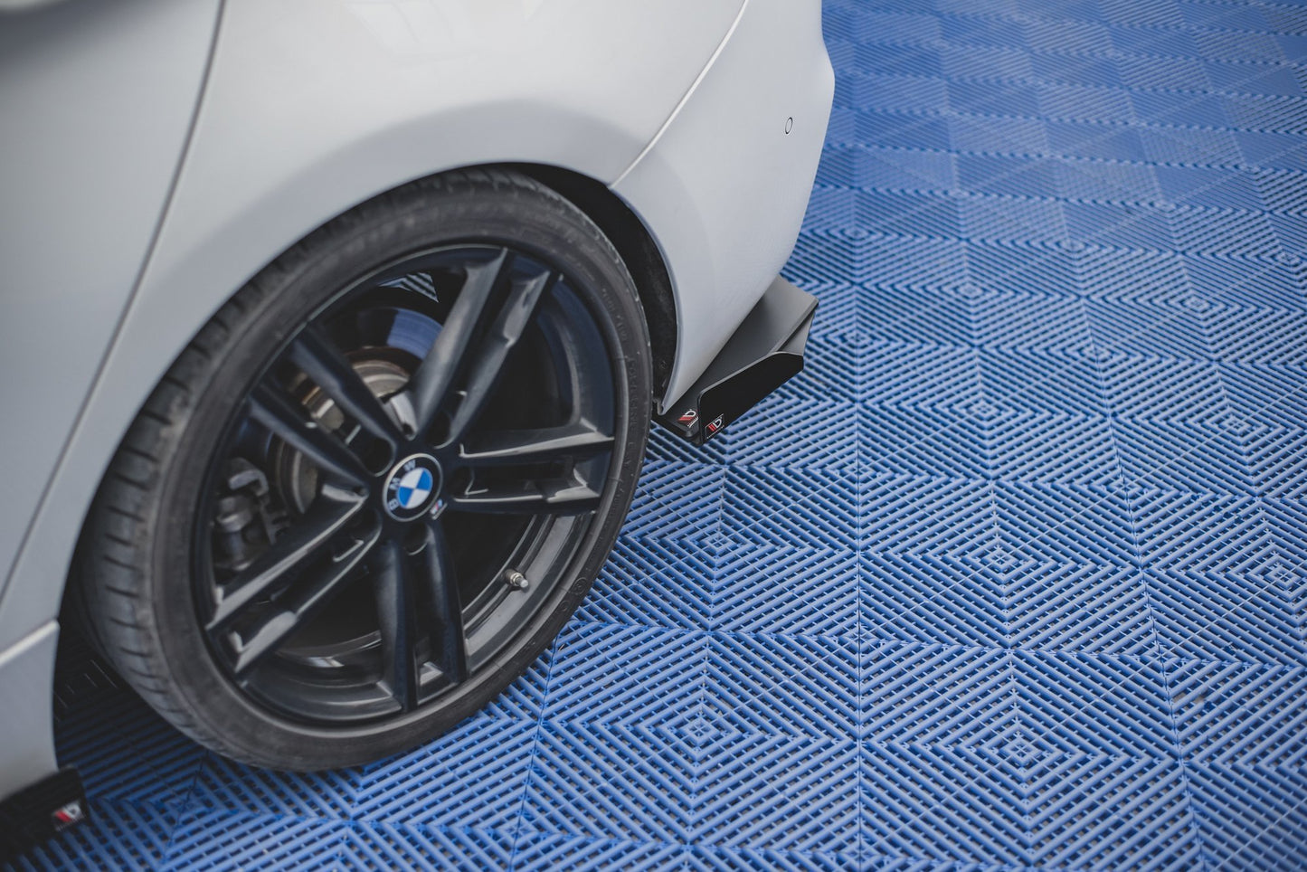 Robuste Racing Heck Ansatz Flaps Diffusor V.2 +Flaps für BMW 1er F20 M140i  schwarz Hochglanz
