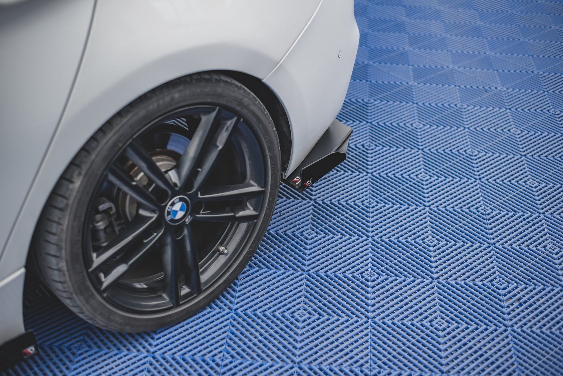 Robuste Racing Heck Ansatz Flaps Diffusor V.2 +Flaps für BMW 1er F20 M140i  schwarz Hochglanz
