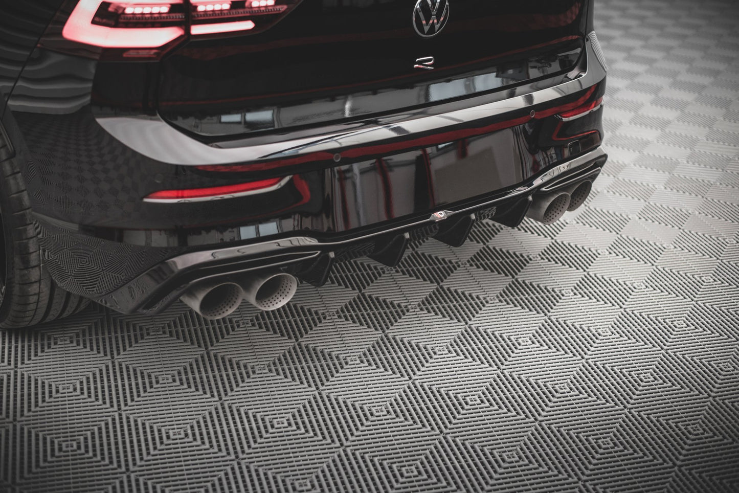 Diffusor Heck Ansatz V.2 für Volkswagen Golf R Mk8 schwarz Hochglanz