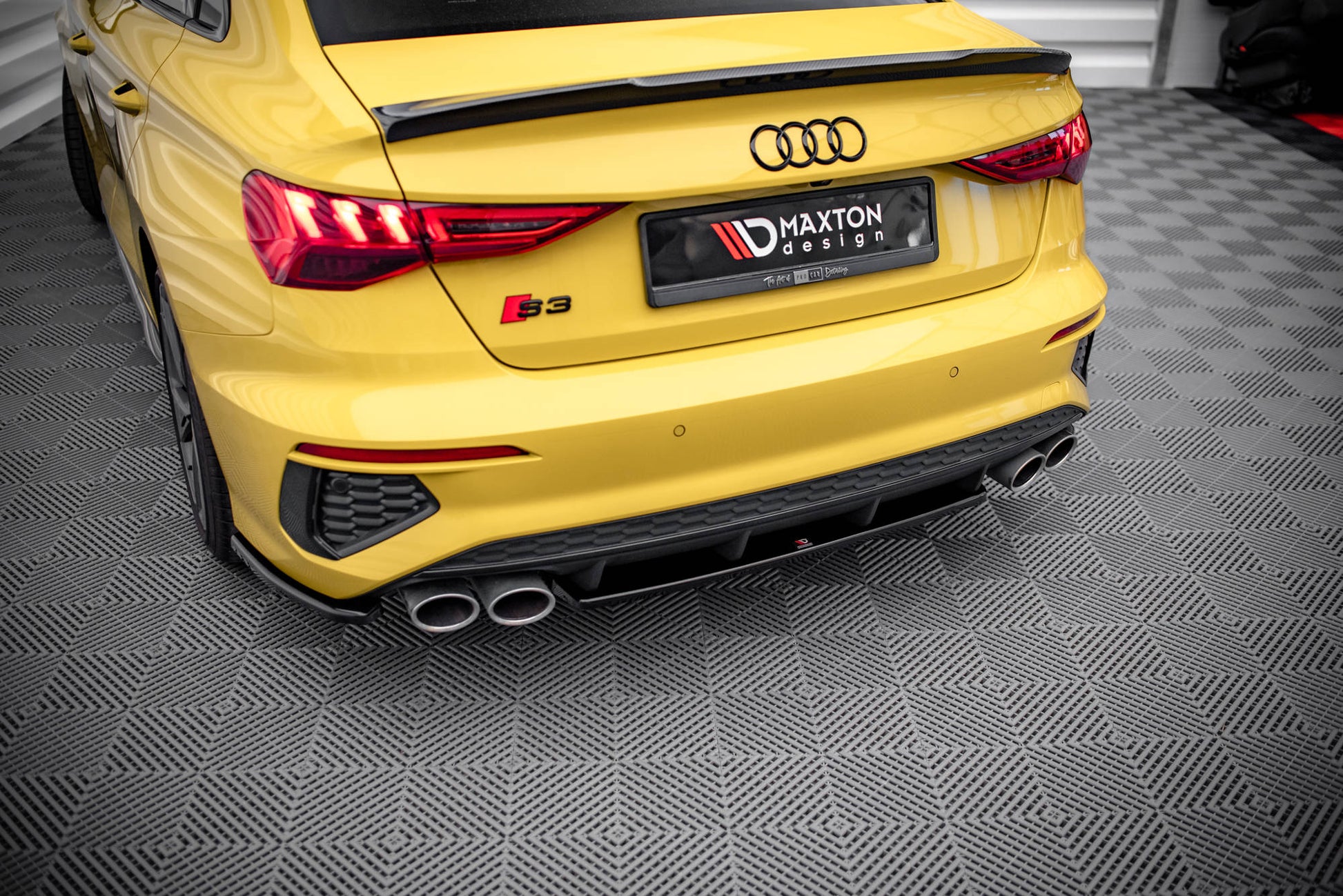 Mittlerer Diffusor Heck Ansatz für Audi S3 Limousine 8Y schwarz Hochglanz