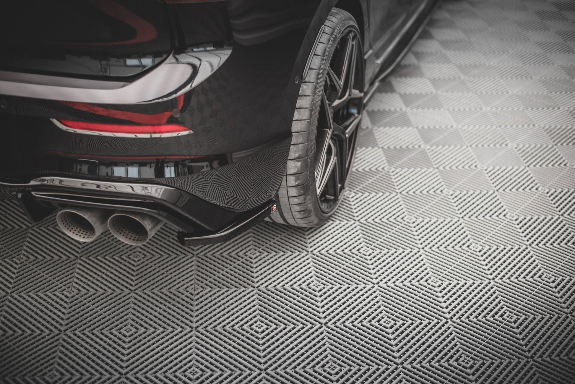 Heck Ansatz Flaps Diffusor V.4 für Volkswagen Golf R Mk8 Carbon Look