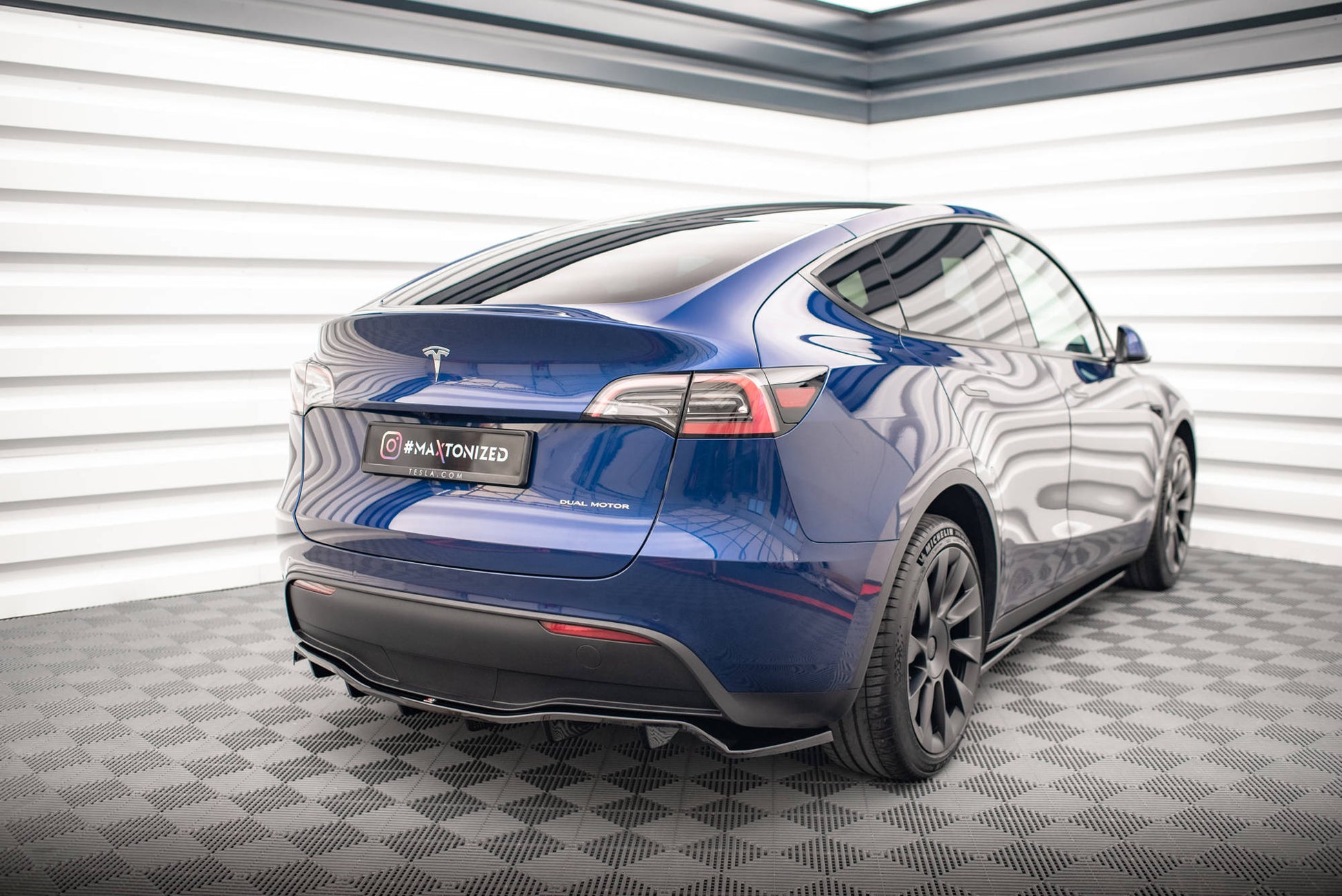 Mittlerer Diffusor Heck Ansatz DTM Look für Tesla Model Y schwarz Hochglanz