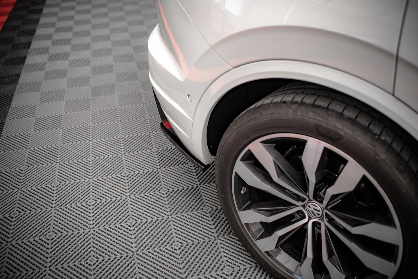 Heck Ansatz Flaps Diffusor für Volkswagen Touareg R-line Mk3 schwarz Hochglanz