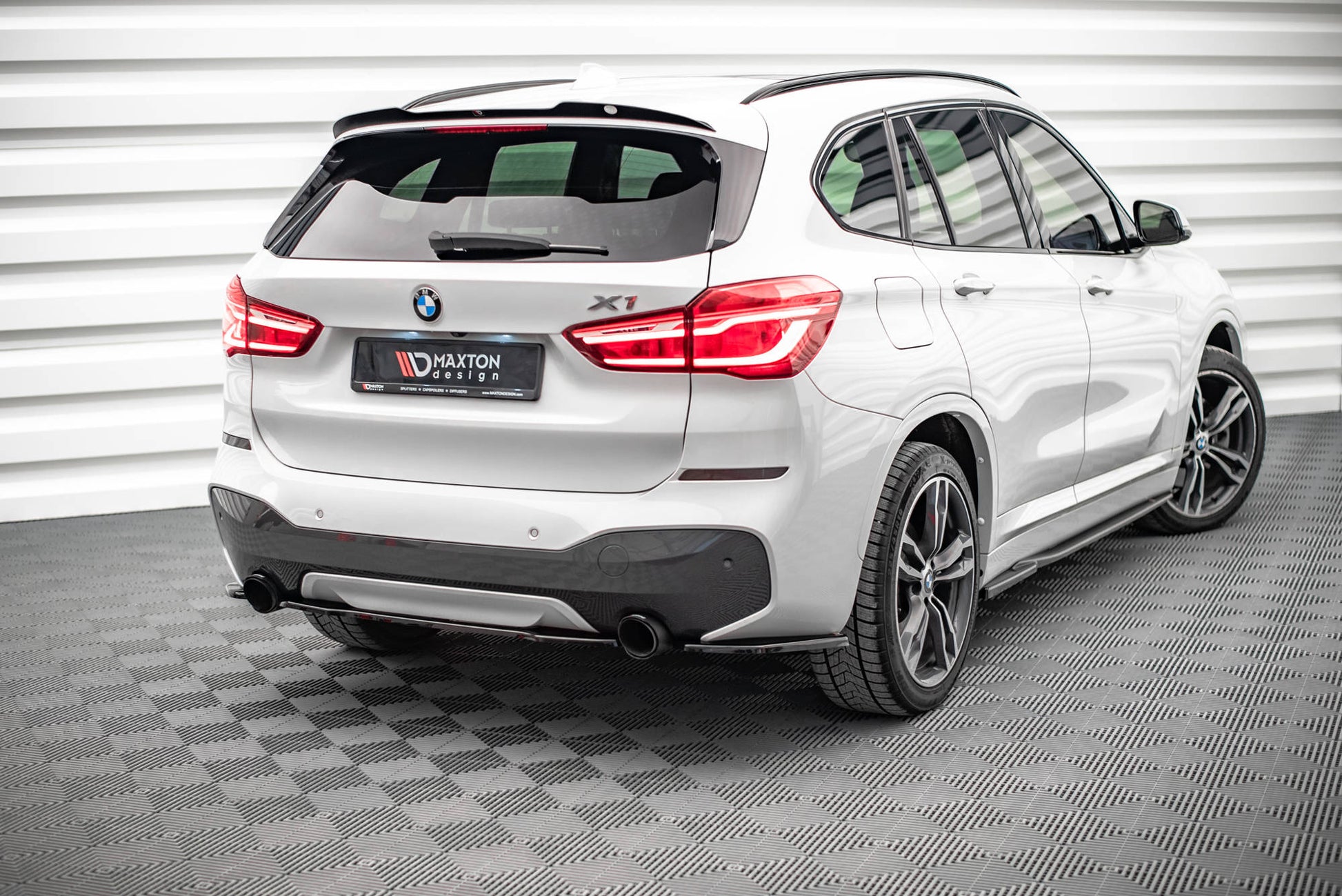 Heck Ansatz Flaps Diffusor für BMW X1 M-Paket F48 schwarz Hochglanz