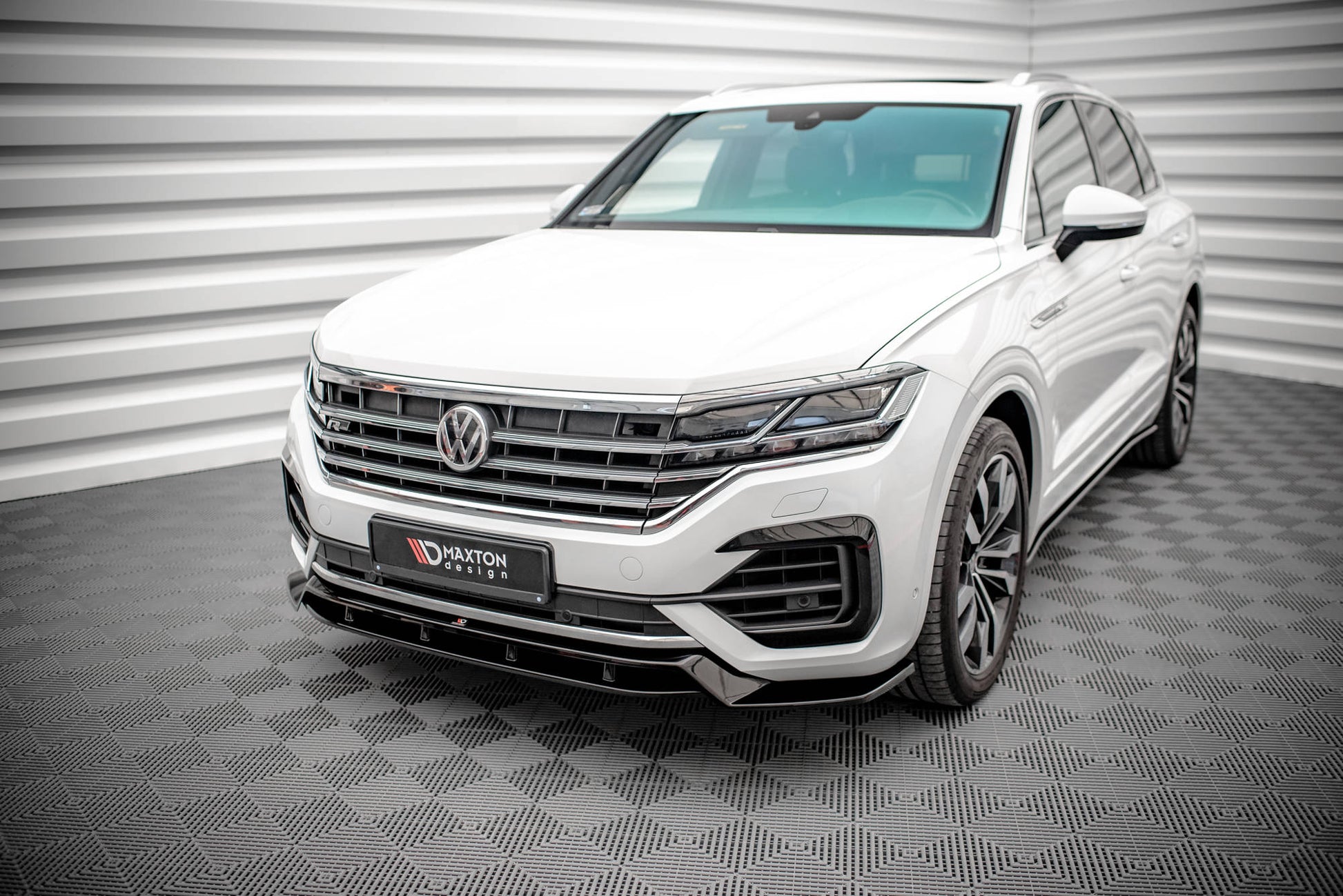 Front Ansatz für Volkswagen Touareg R-Line Mk3 schwarz Hochglanz