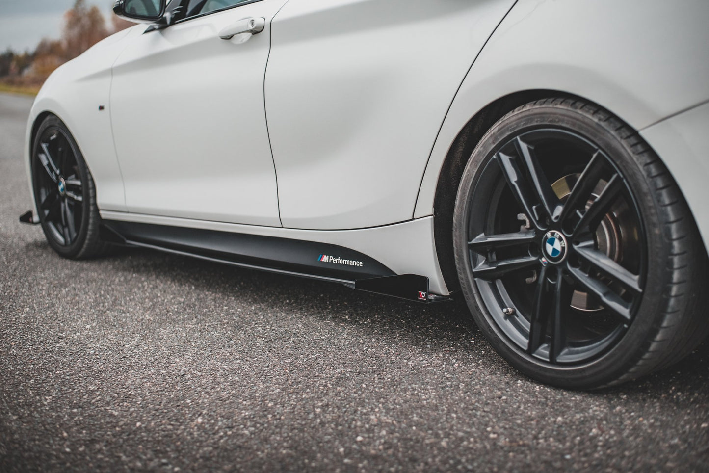 Robuste Racing Seitenschweller Ansatz für für V.2 + Flaps BMW 1er F20 M135i / M140i / M-Paket schwarz Hochglanz