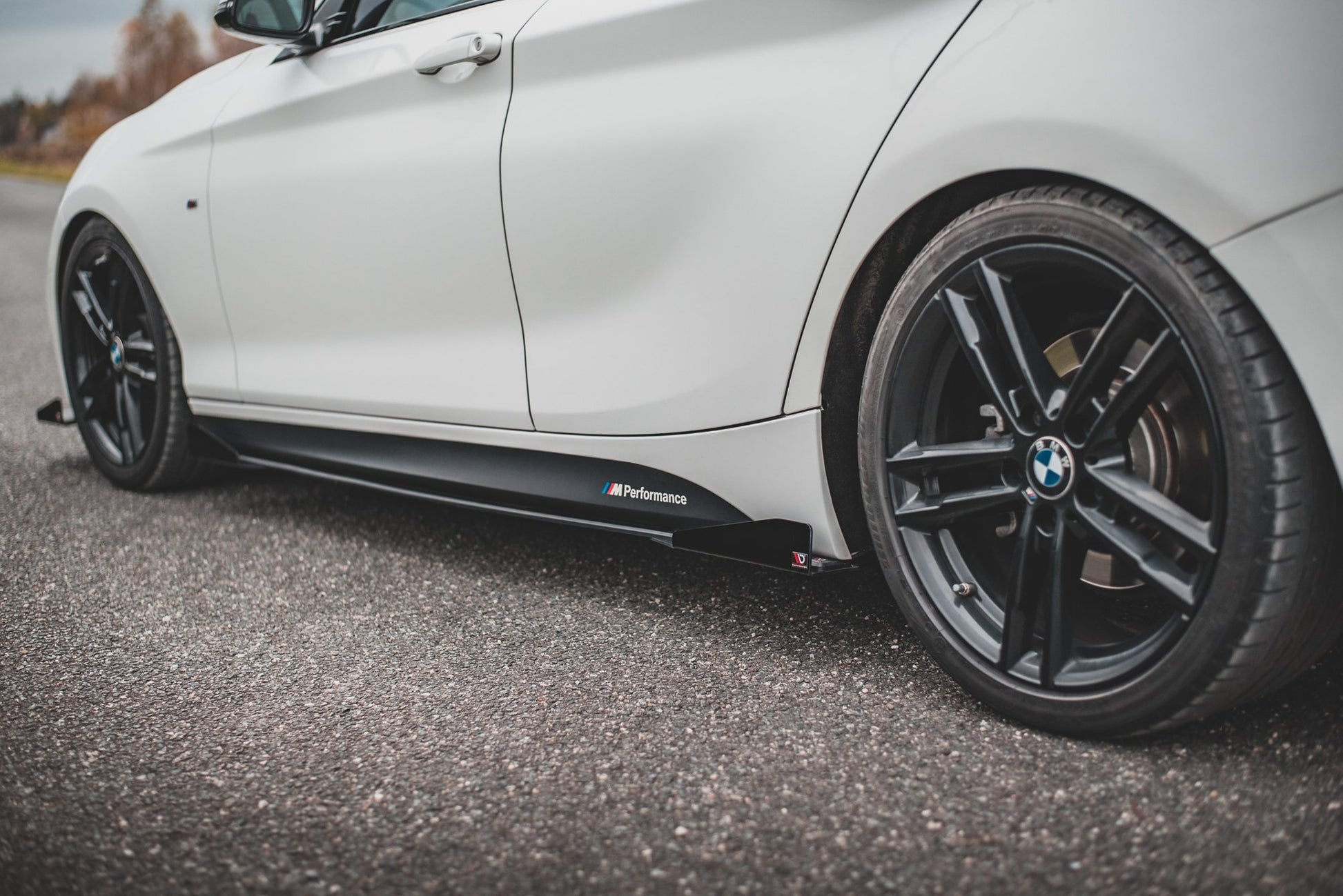 Robuste Racing Seitenschweller Ansatz für für V.2 + Flaps BMW 1er F20 M135i / M140i / M-Paket schwarz Hochglanz