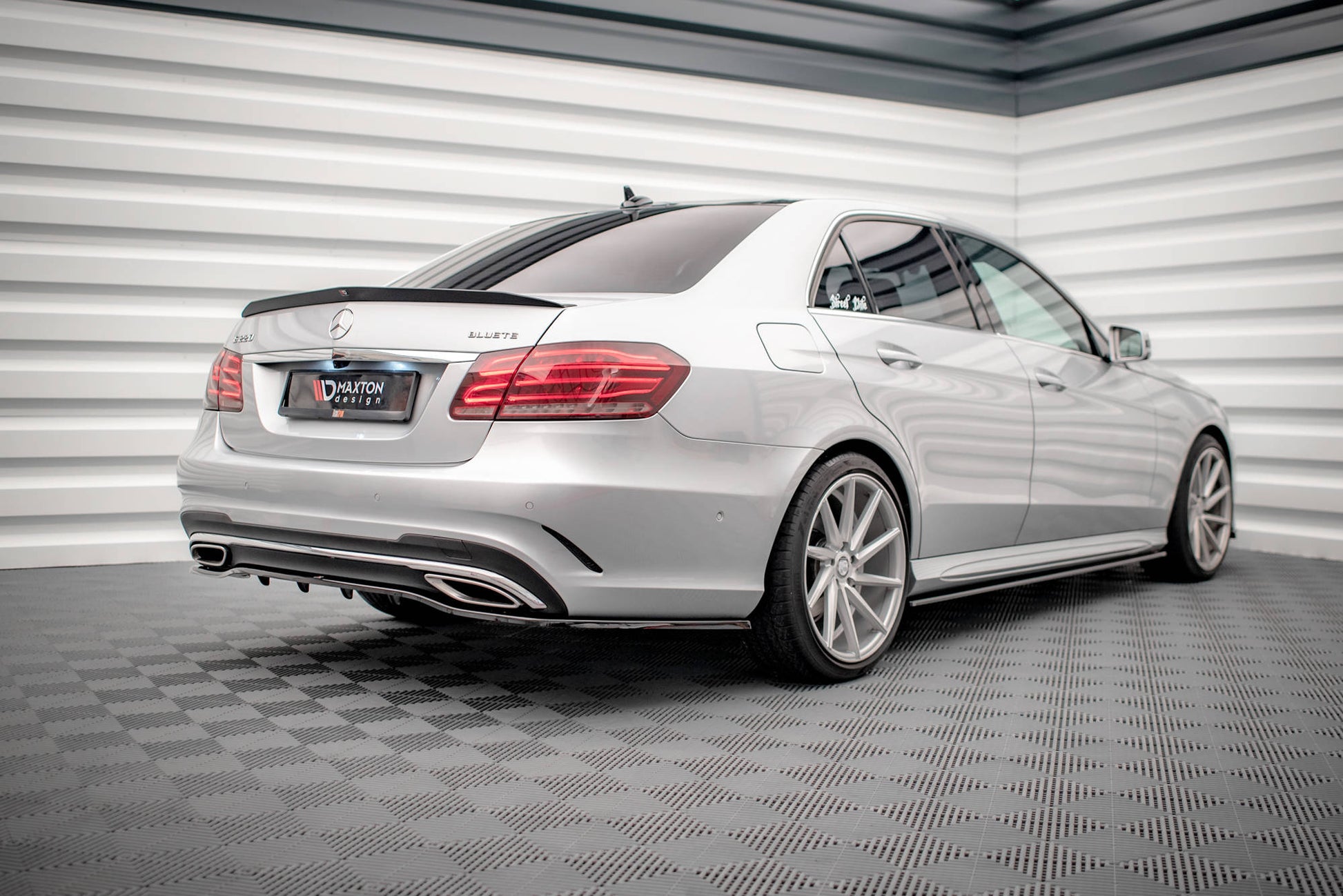Mittlerer Diffusor Heck Ansatz DTM Look für Mercedes-Benz E AMG-Line Limousine W212 Facelift schwarz Hochglanz